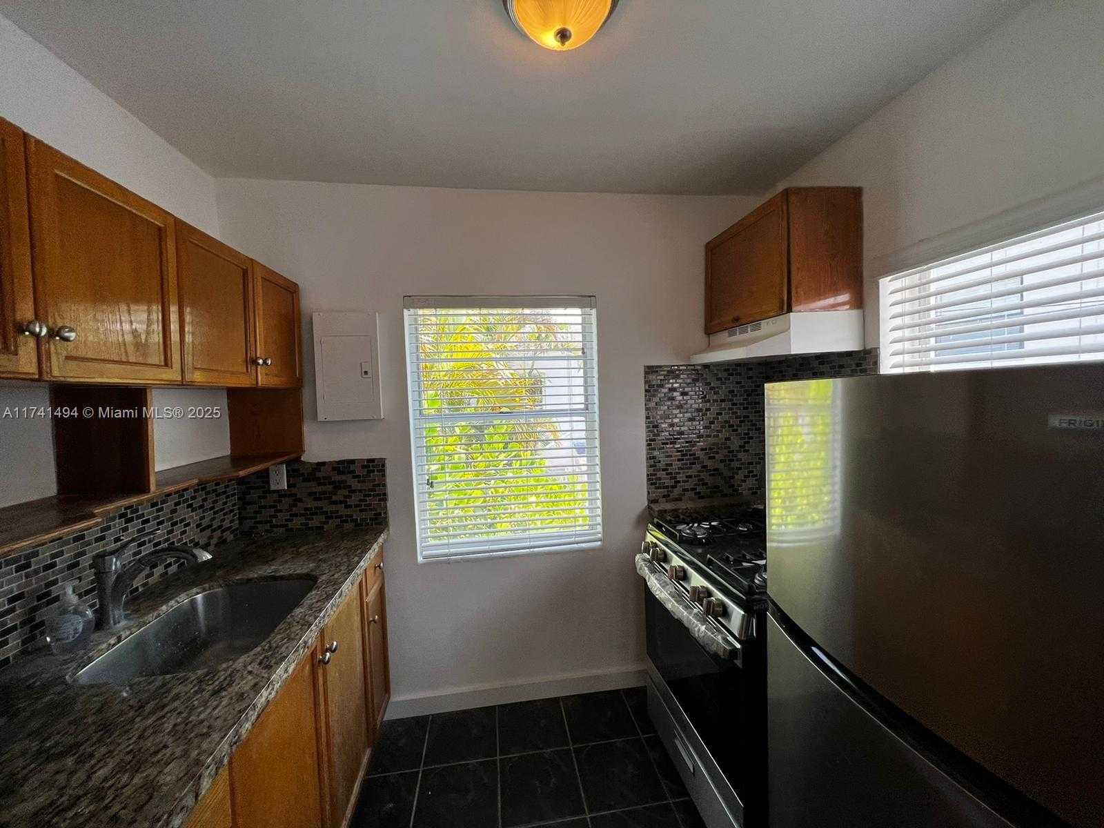 Small Image of 830 WEST 40TH ST, Miami Beach Number 44