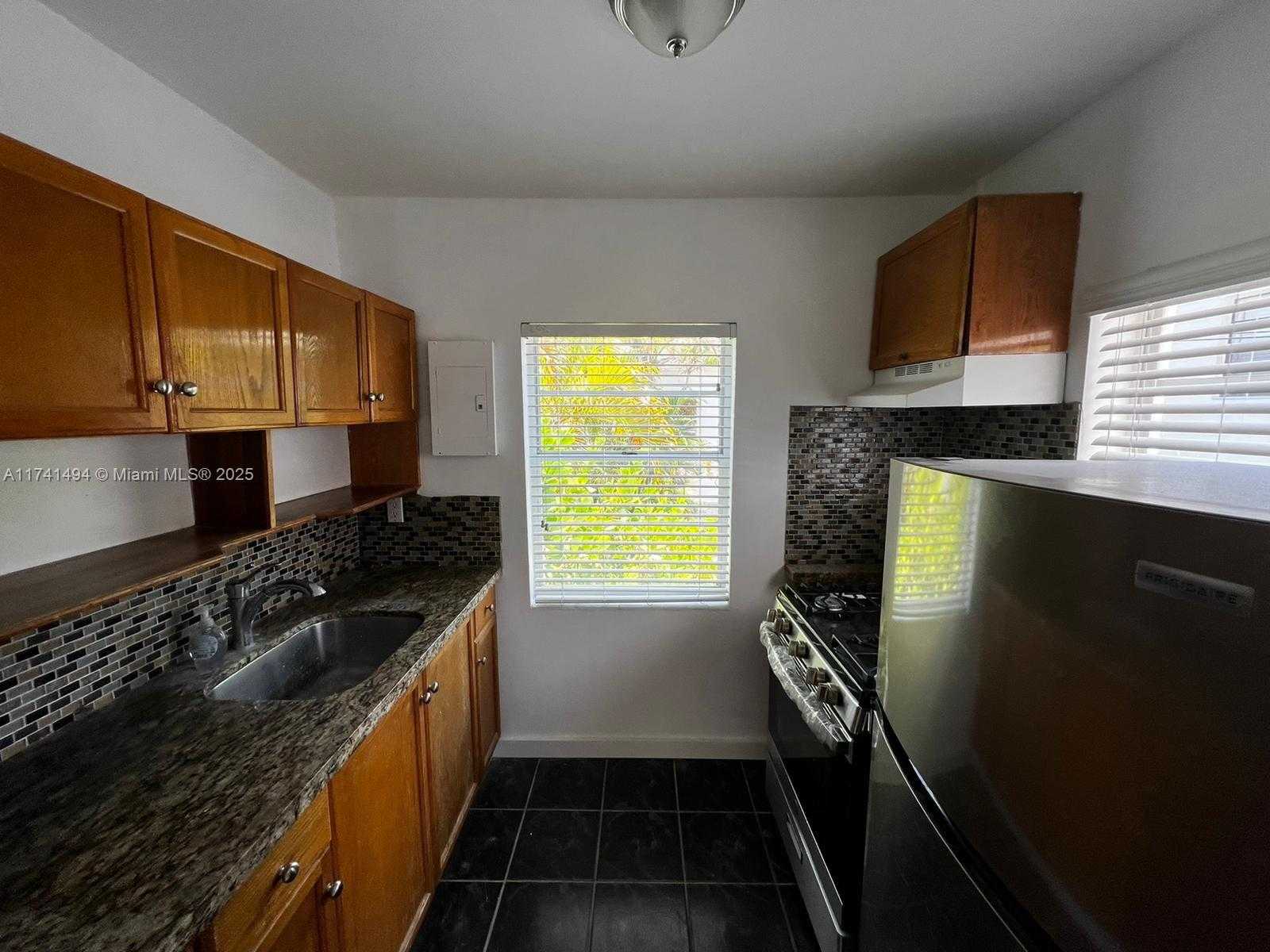 Small Image of 830 WEST 40TH ST, Miami Beach Number 45