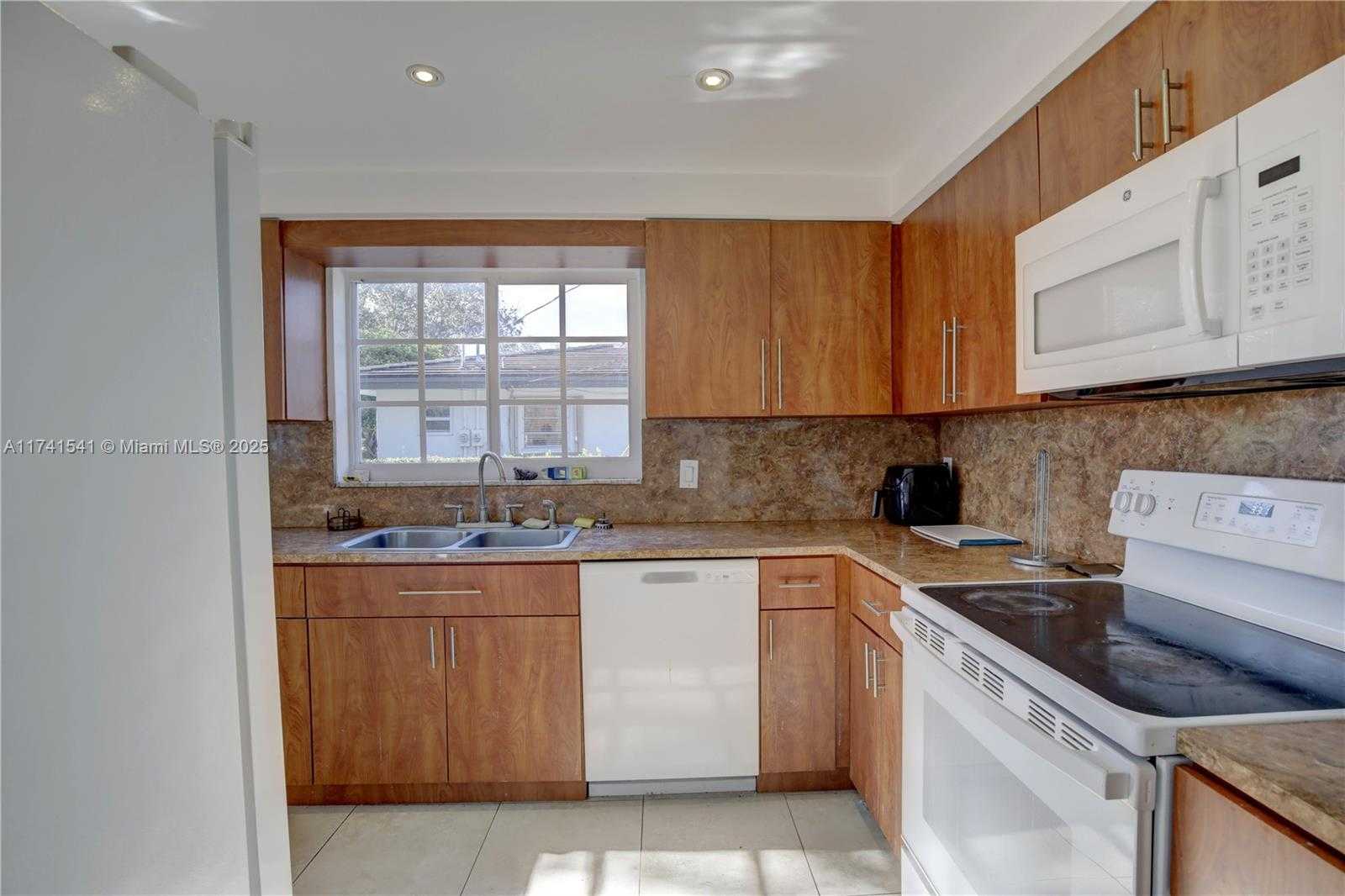 Small Image of 4995 /1050 SISTINA AVENUE #2, Coral Gables Number 37