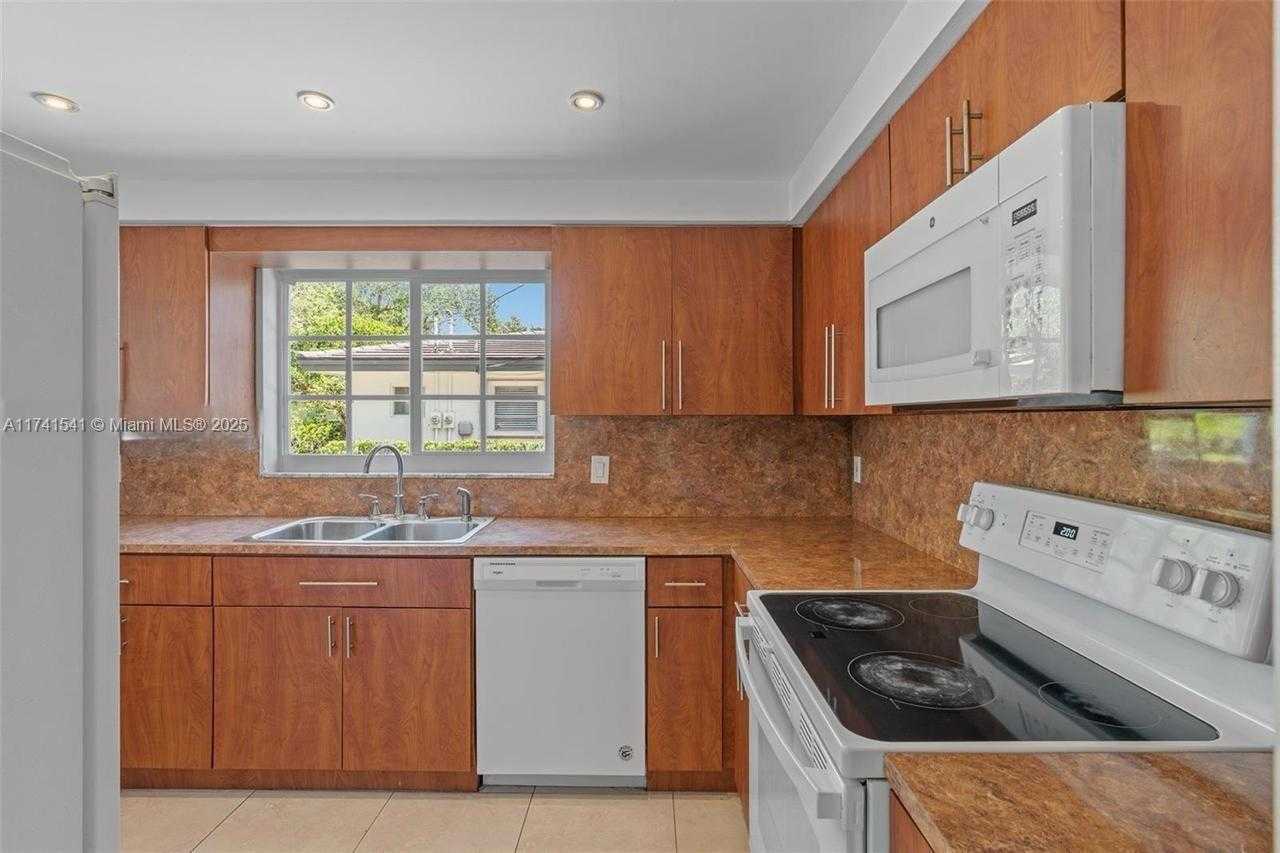 Small Image of 4995 /1050 SISTINA AVENUE #2, Coral Gables Number 51