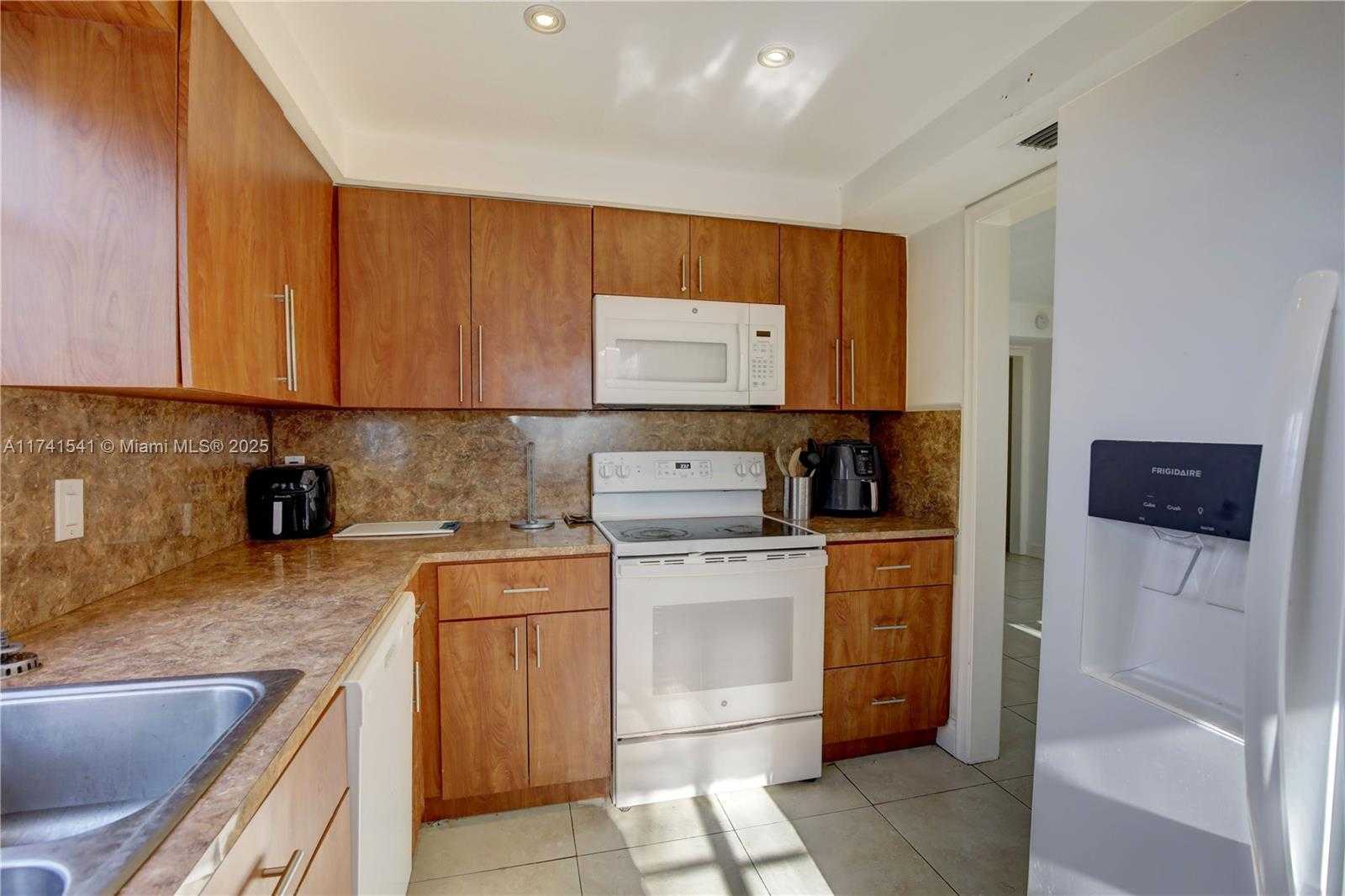 Small Image of 4995 /1050 SISTINA AVENUE #2, Coral Gables Number 68