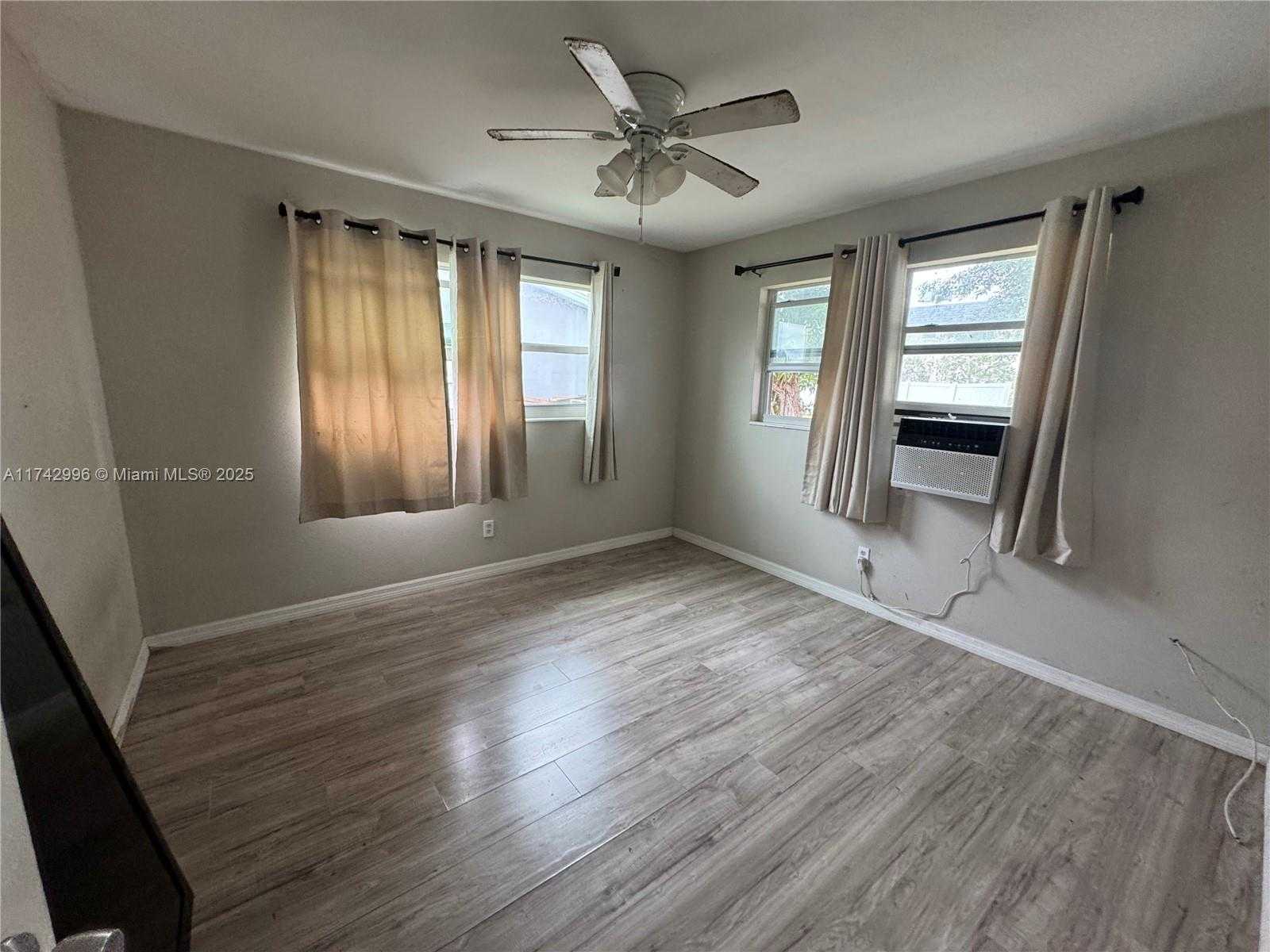 Small Image of 4960 VINCENNES STREET, Cape Coral Number 6