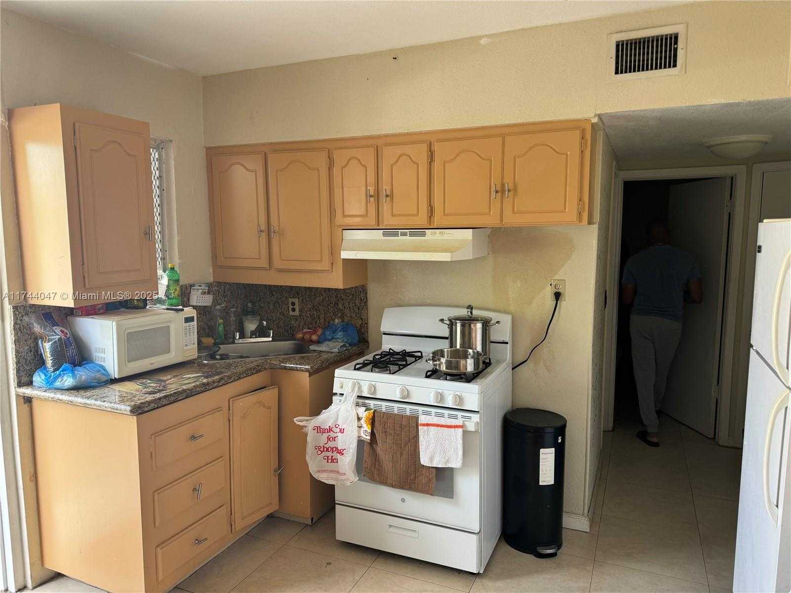 Small Image of 655 NORTH EAST 135TH ST, North Miami Number 3