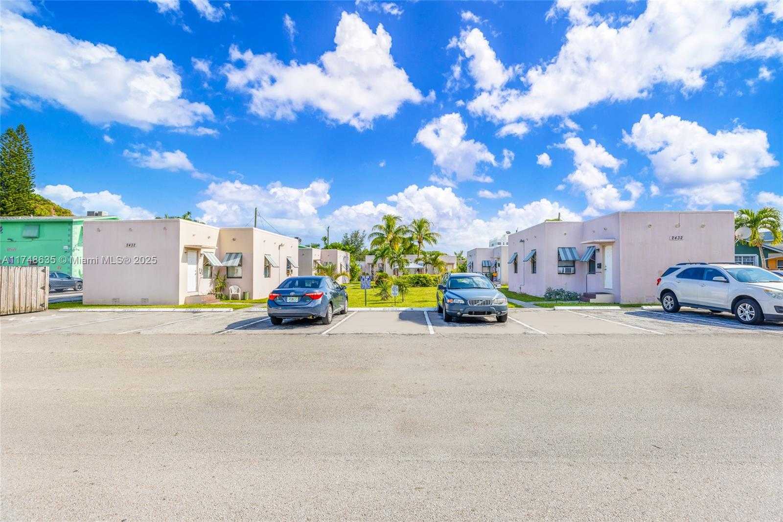 Small Image of 2432 TAYLOR ST #10, Hollywood Number 3