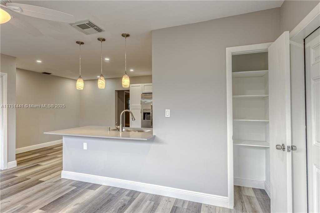 Small Image of 1717 NORTH EAST 25TH ST, Wilton Manors Number 12