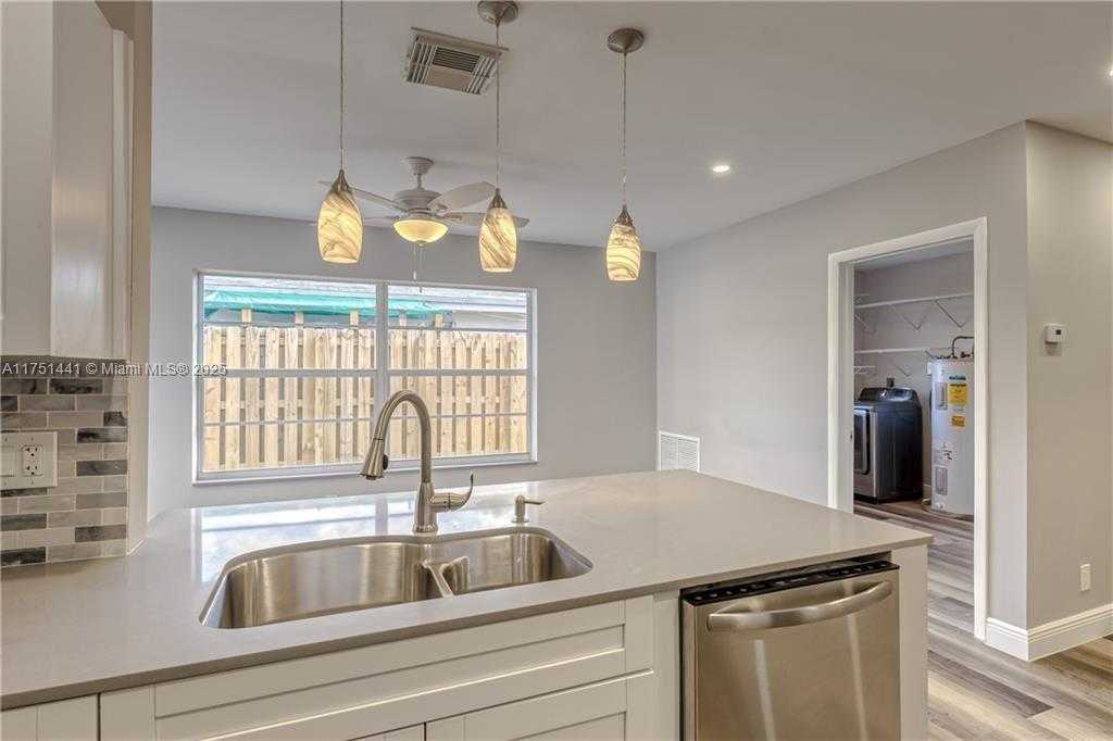Small Image of 1717 NORTH EAST 25TH ST, Wilton Manors Number 15