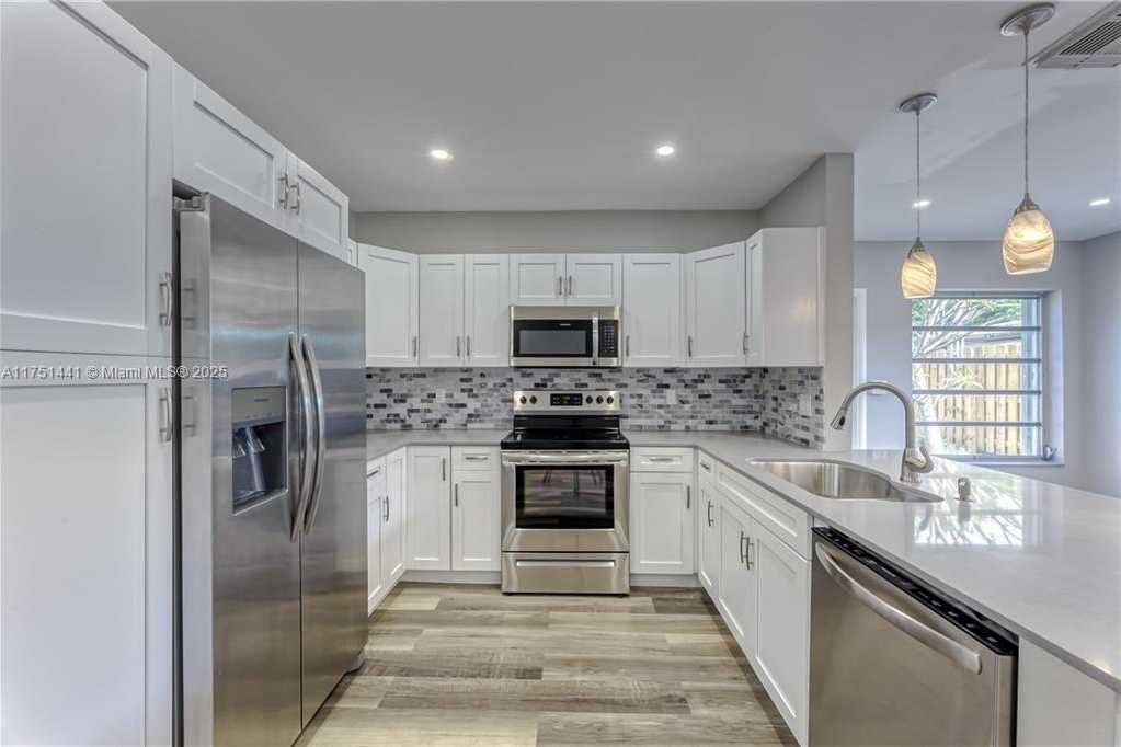 Small Image of 1717 NORTH EAST 25TH ST, Wilton Manors Number 8