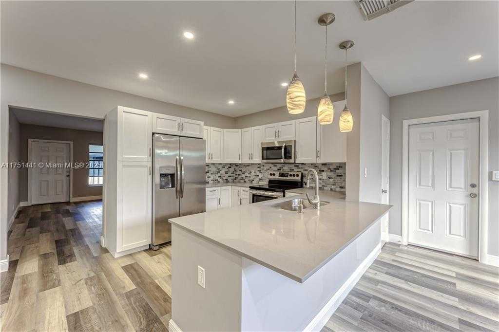 Small Image of 1717 NORTH EAST 25TH ST, Wilton Manors Number 9