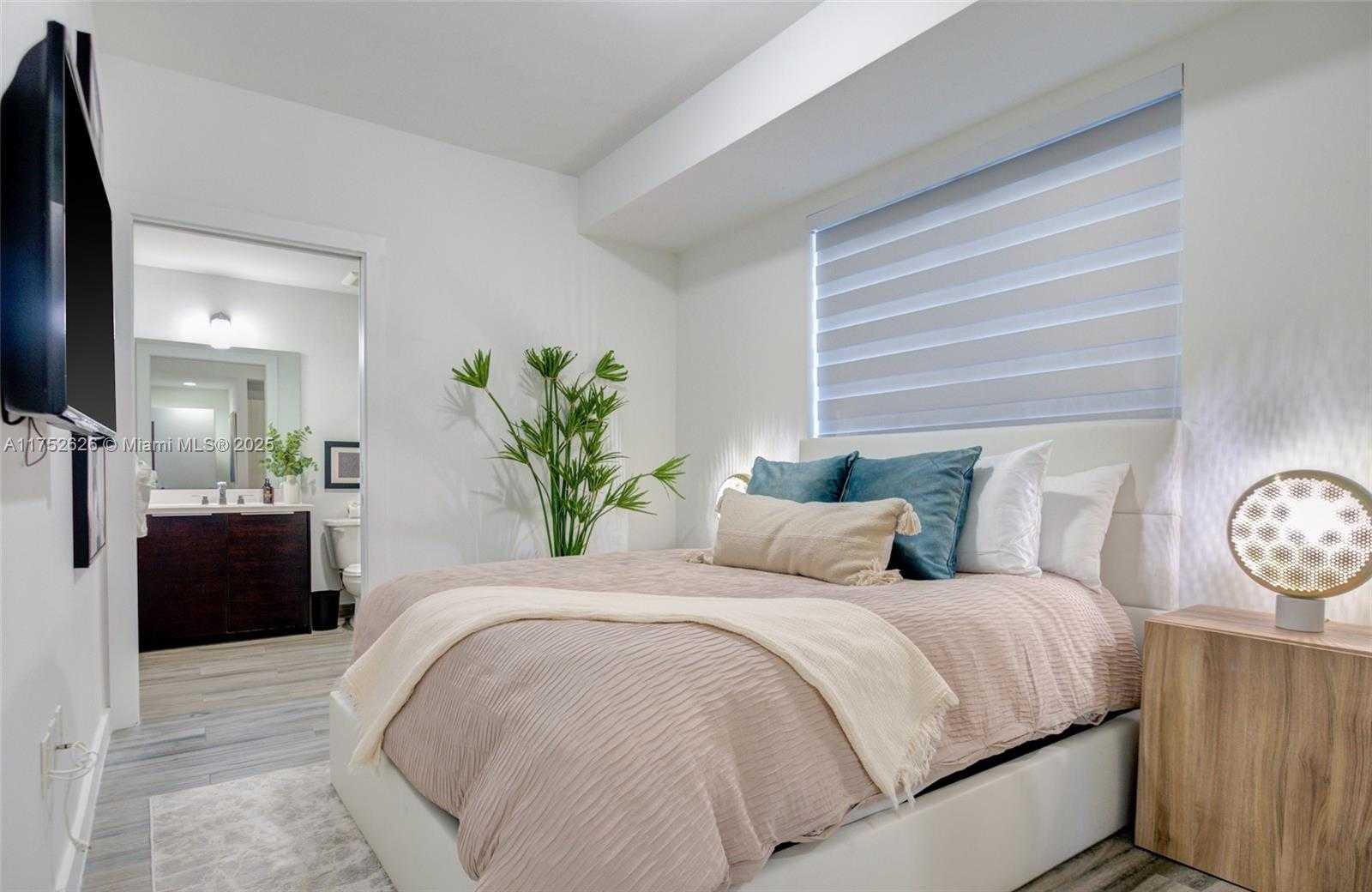 Small Image of 2955 BIRD AVE #6, Miami Number 13