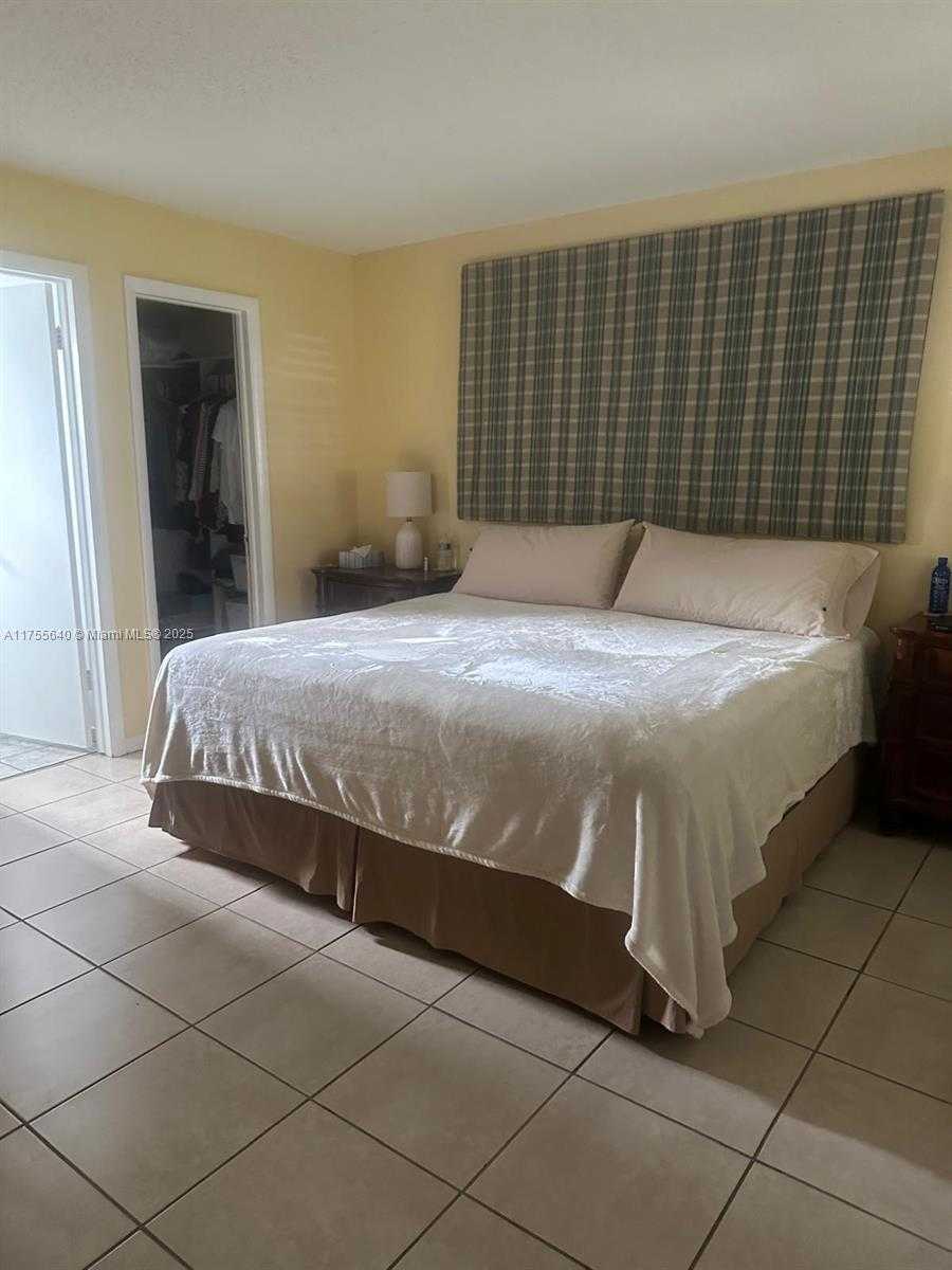 Small Image of 2888, Fort Lauderdale Number 10