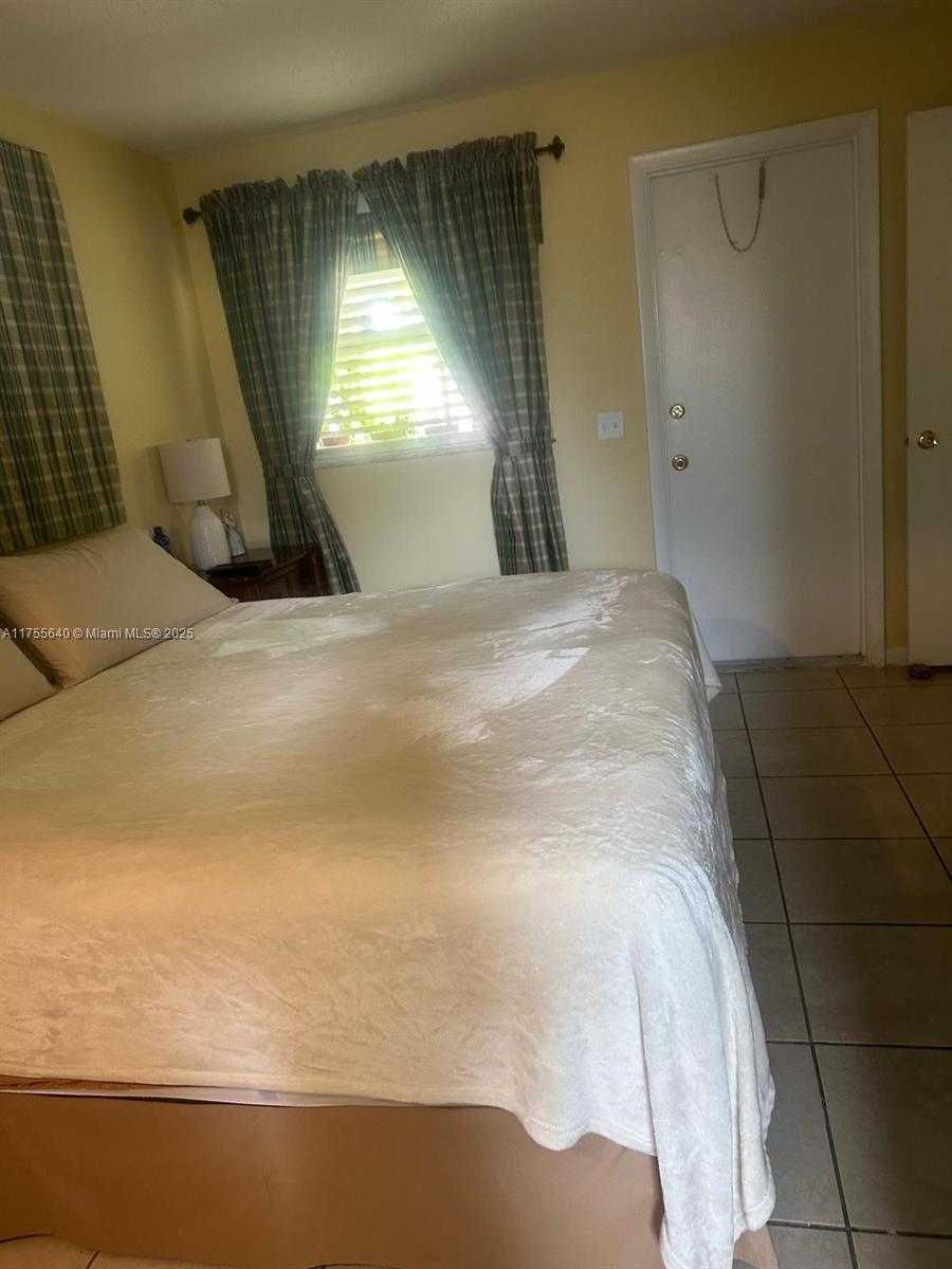 Small Image of 2888, Fort Lauderdale Number 14