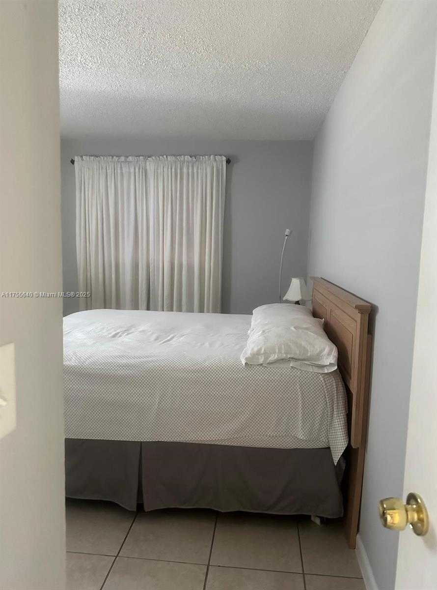 Small Image of 2888, Fort Lauderdale Number 18