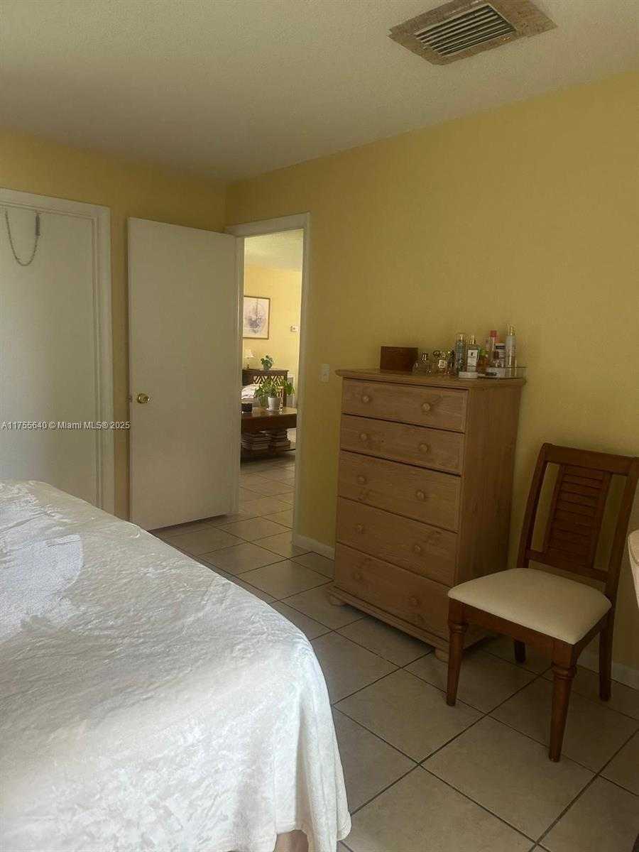 Small Image of 2888, Fort Lauderdale Number 9