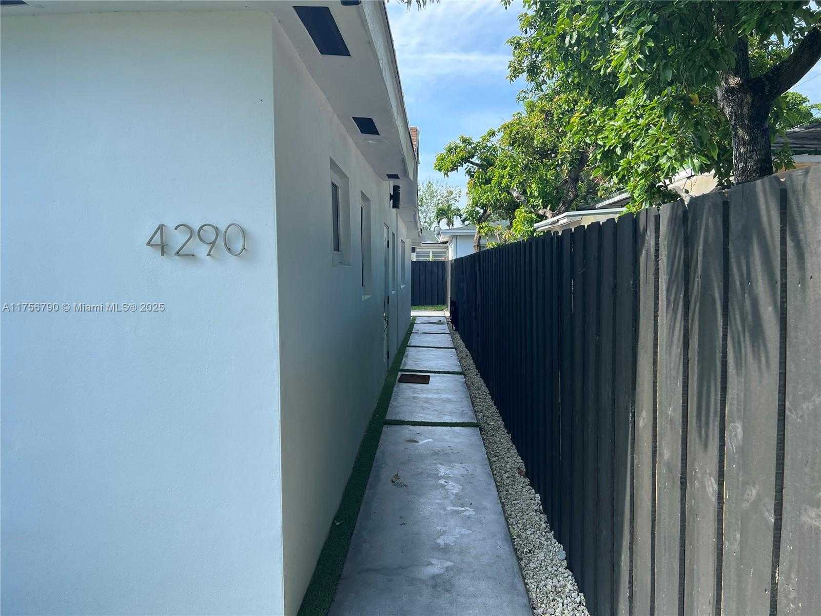 Small Image of 4288 SOUTH WEST 9TH ST, Miami Number 3