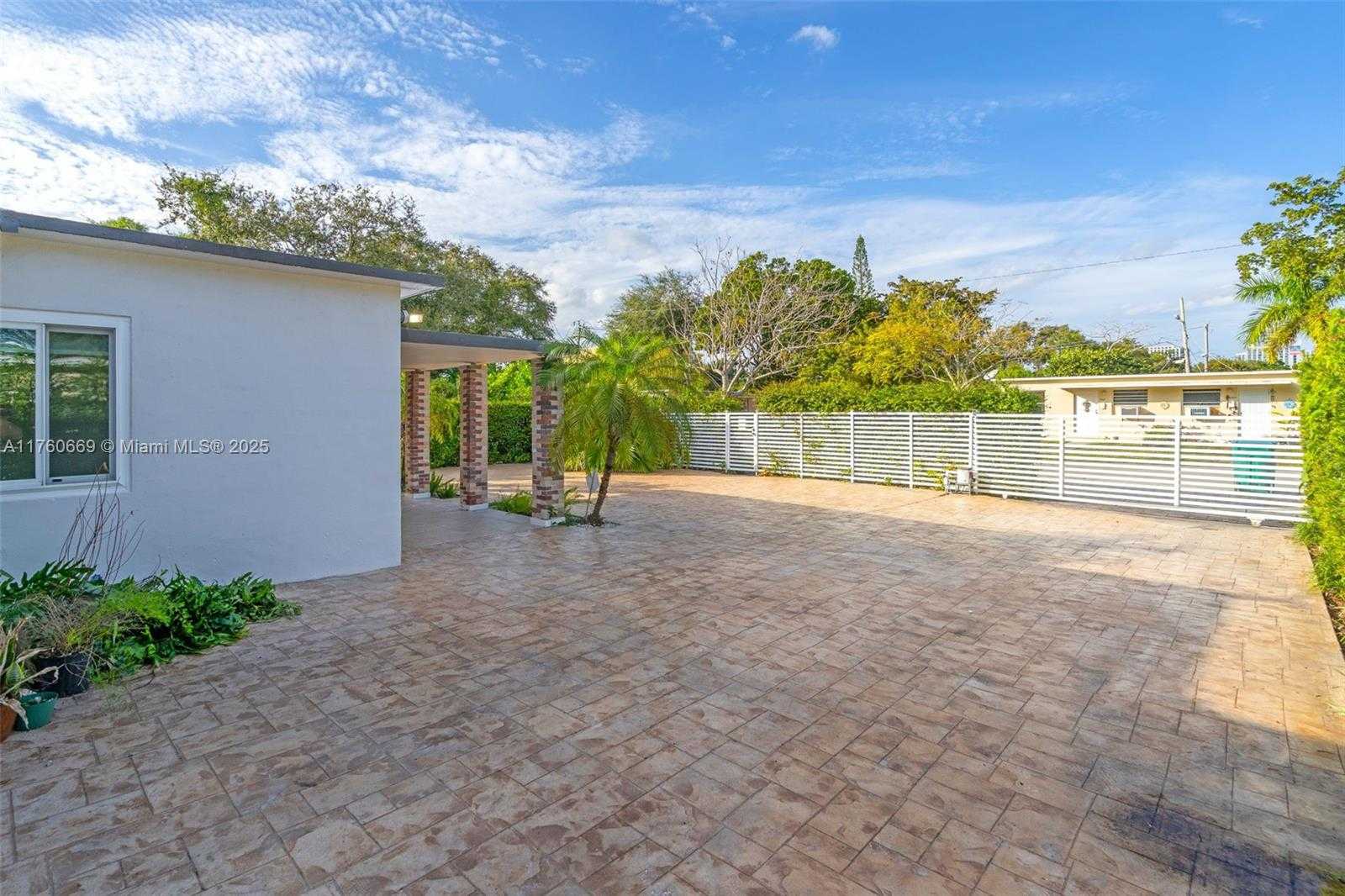 Small Image of 3800 CHARLES TER, Miami Number 4