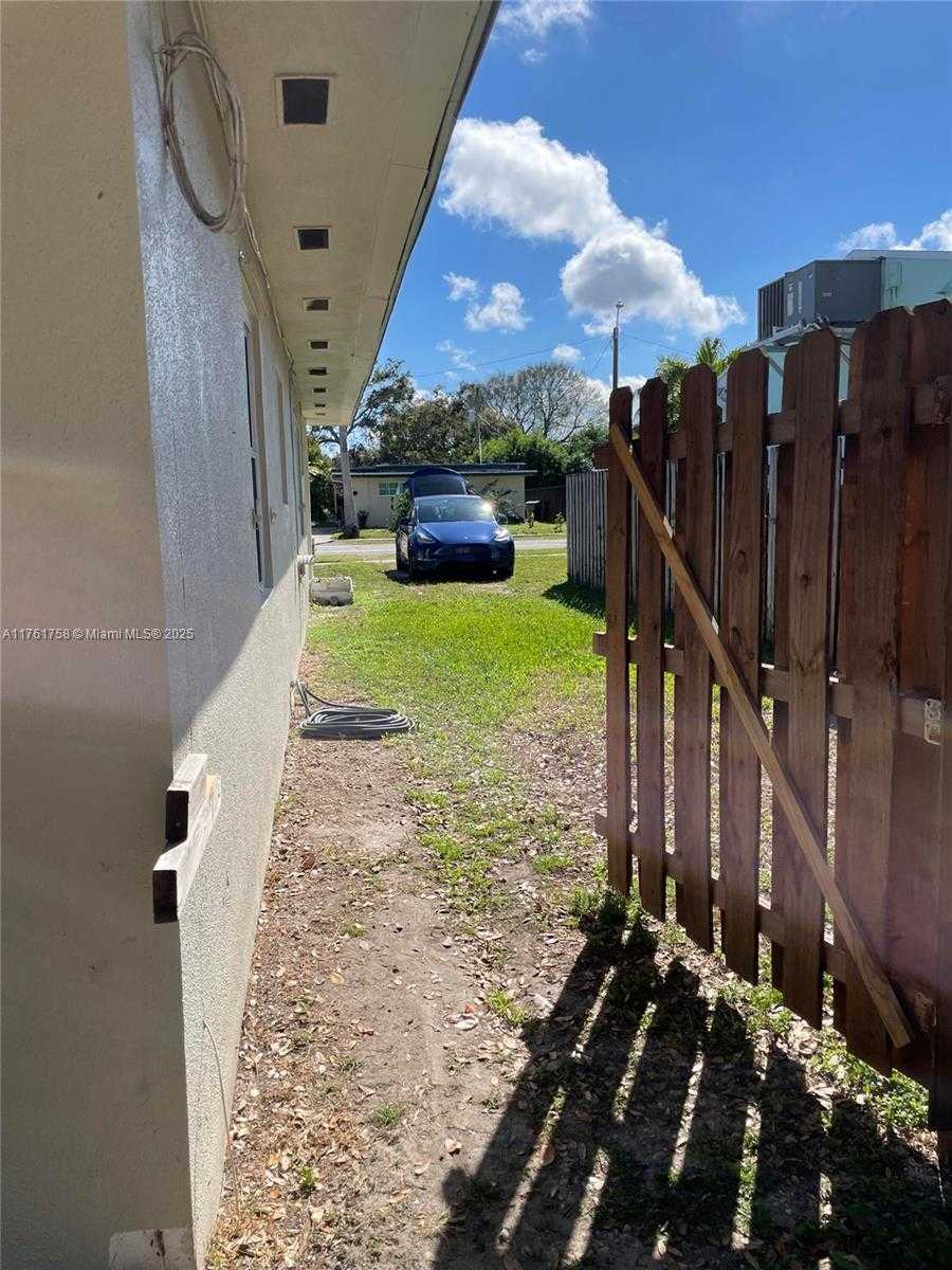 Small Image of 208 SOUTH WEST 2ND PL #2, Dania Beach Number 3