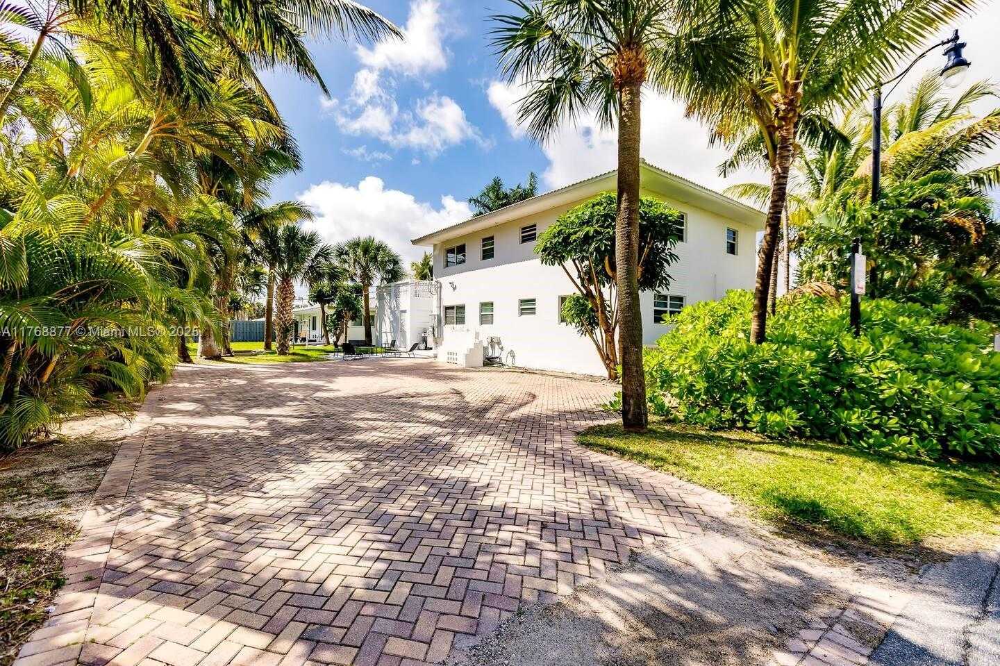 Small Image of 18825 ATLANTIC BLVD, Sunny Isles Beach Number 4