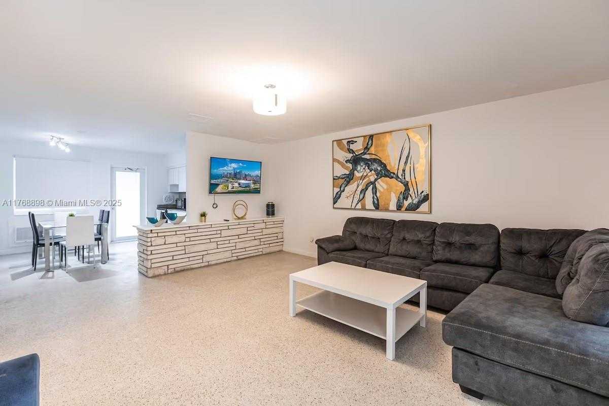 Small Image of 18815 ATLANTIC BLVD, Sunny Isles Beach Number 4