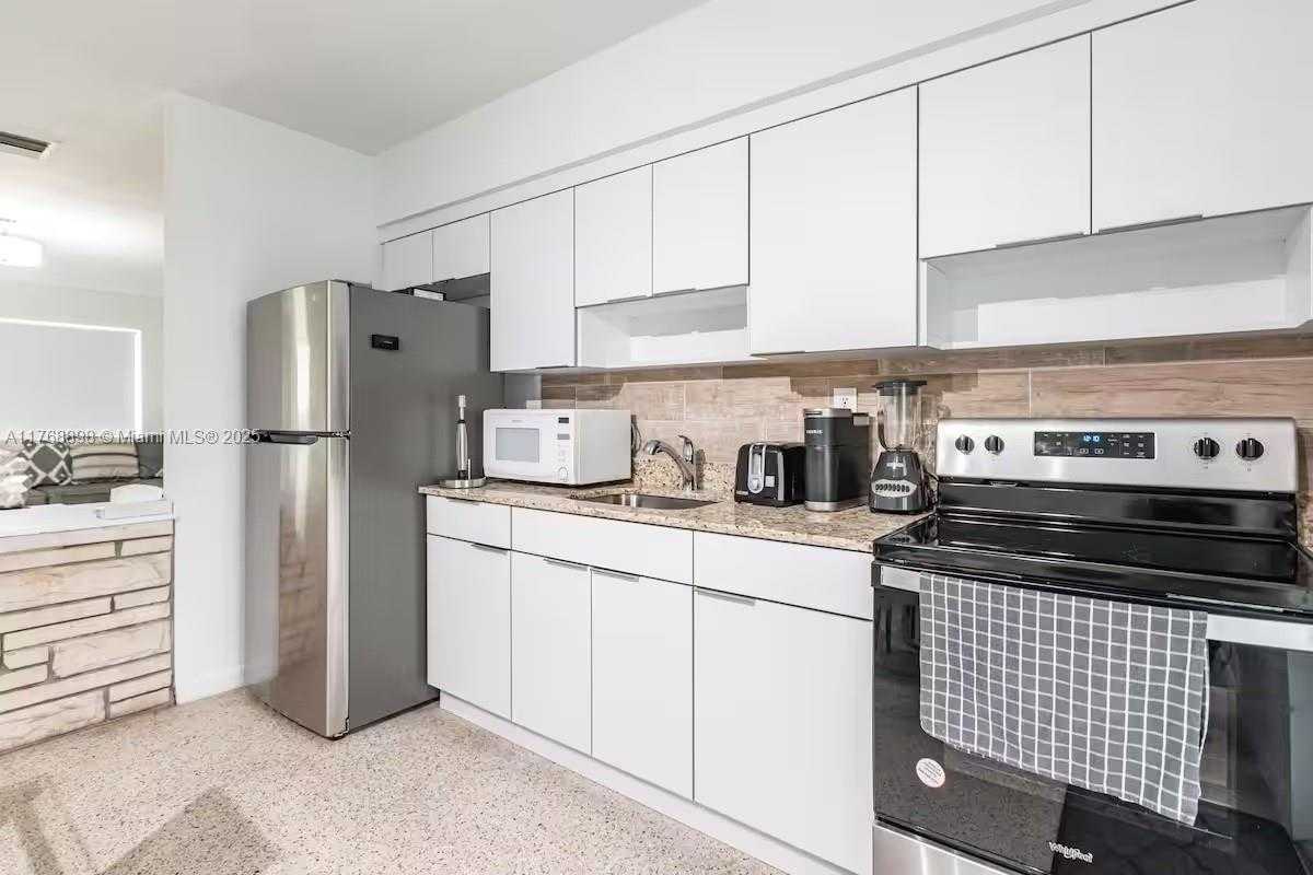 Small Image of 18815 ATLANTIC BLVD, Sunny Isles Beach Number 6