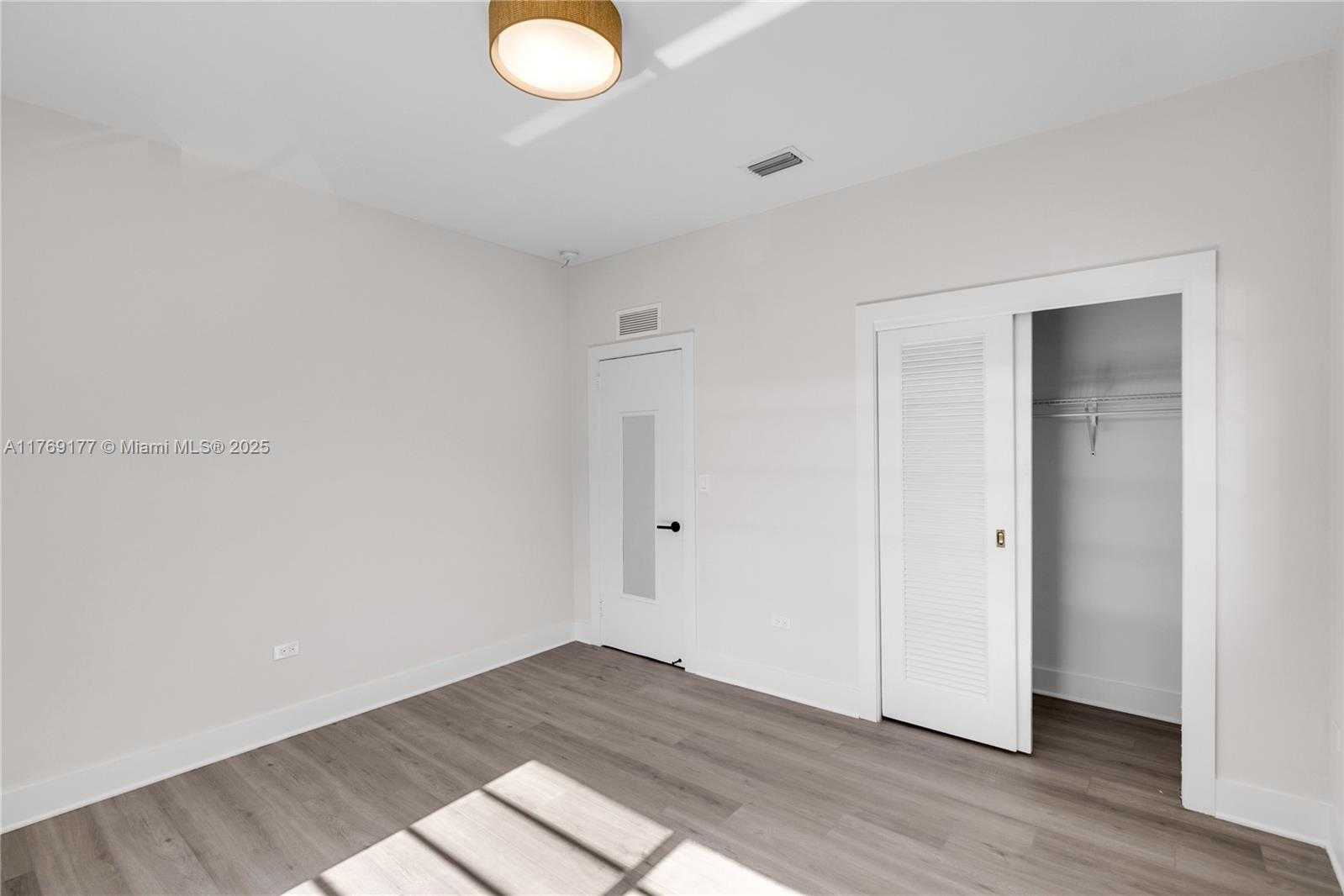 Small Image of 1471 LINCOLN TER, Miami Beach Number 11