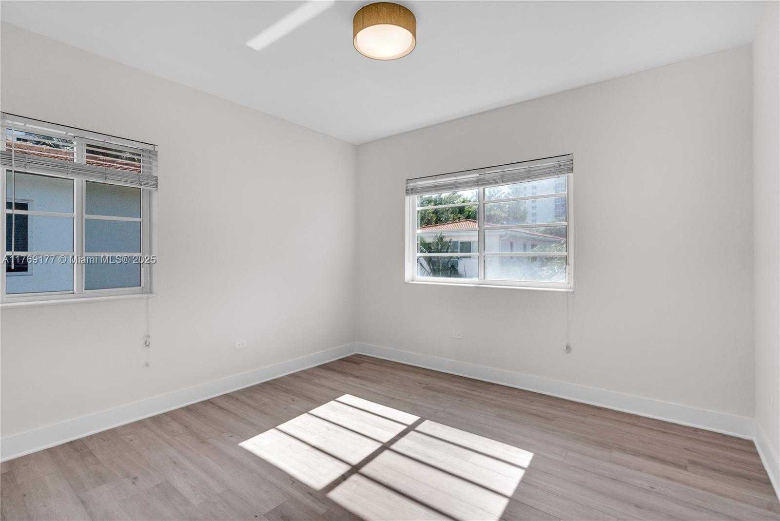 Small Image of 1471 LINCOLN TER, Miami Beach Number 15