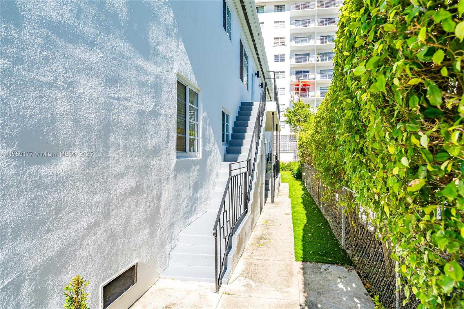 Small Image of 1471 LINCOLN TER, Miami Beach Number 17