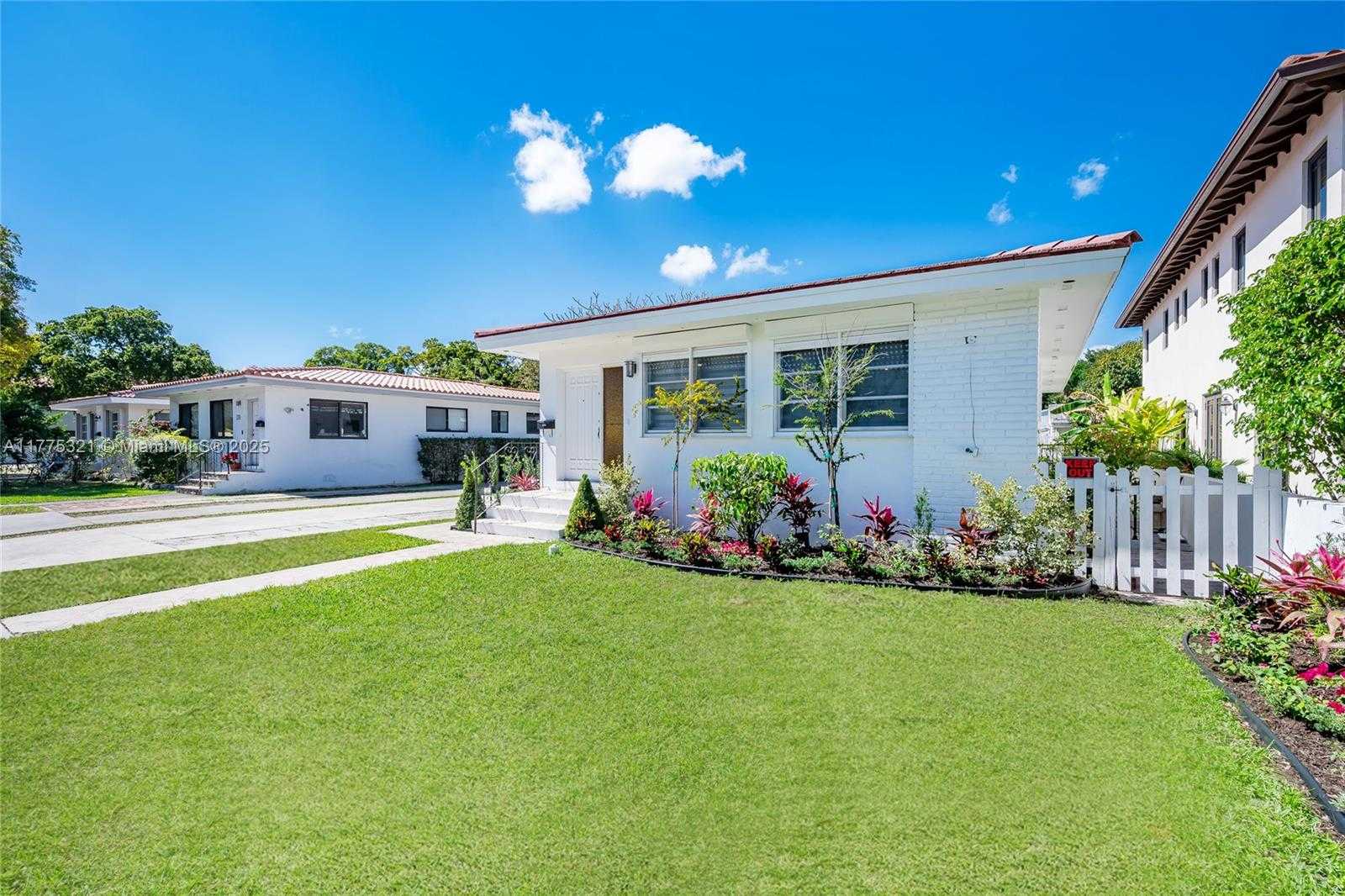 Small Image of 1704 SOUTH LE JEUNE RD #2, Coral Gables Number 3