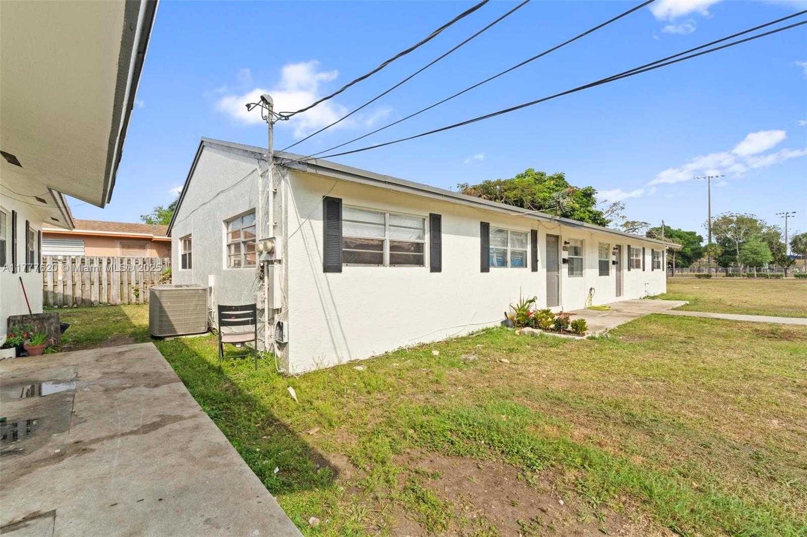 Small Image of 430 SOUTH WEST 10TH AVE #4, Homestead Number 4