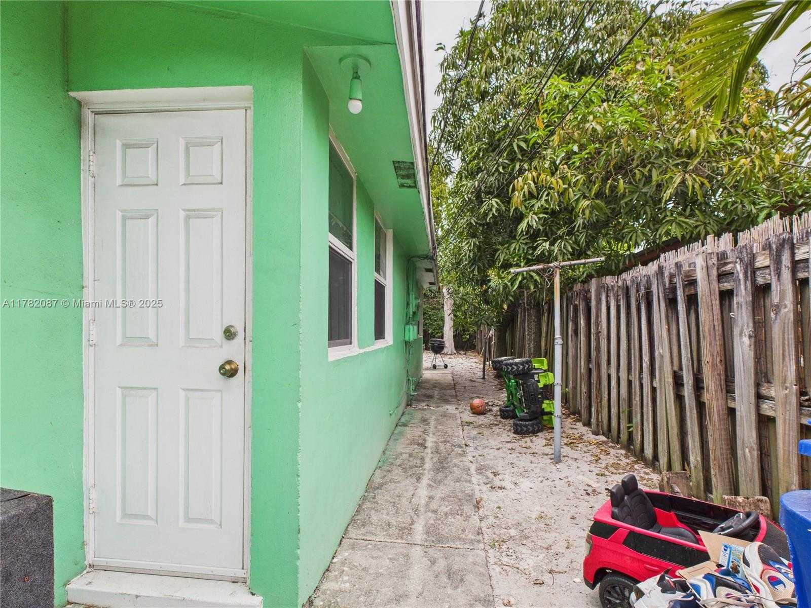 Small Image of 1713 SOUTH WEST 11TH CT, Fort Lauderdale Number 3