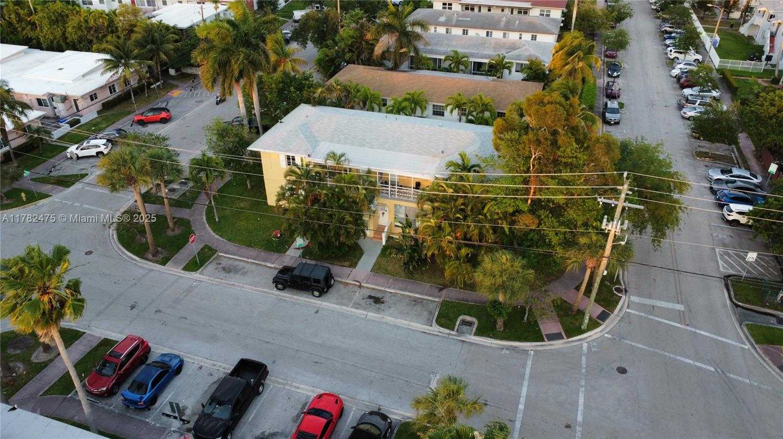 Small Image of 1797 MARSEILLE DR, Miami Beach Number 3