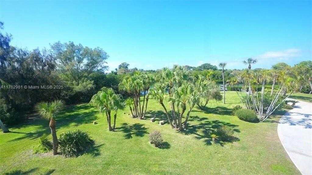 Small Image of 2424 BAY DRIVE #8, Other City - In The State Of Florida Number 23