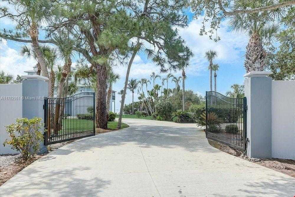 Small Image of 2424 BAY DRIVE #8, Other City - In The State Of Florida Number 32