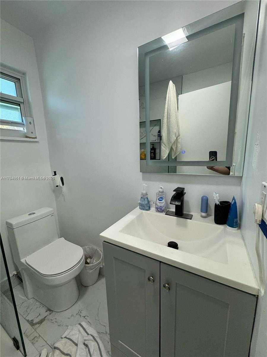 Small Image of 2320 #5, Dania Beach Number 12