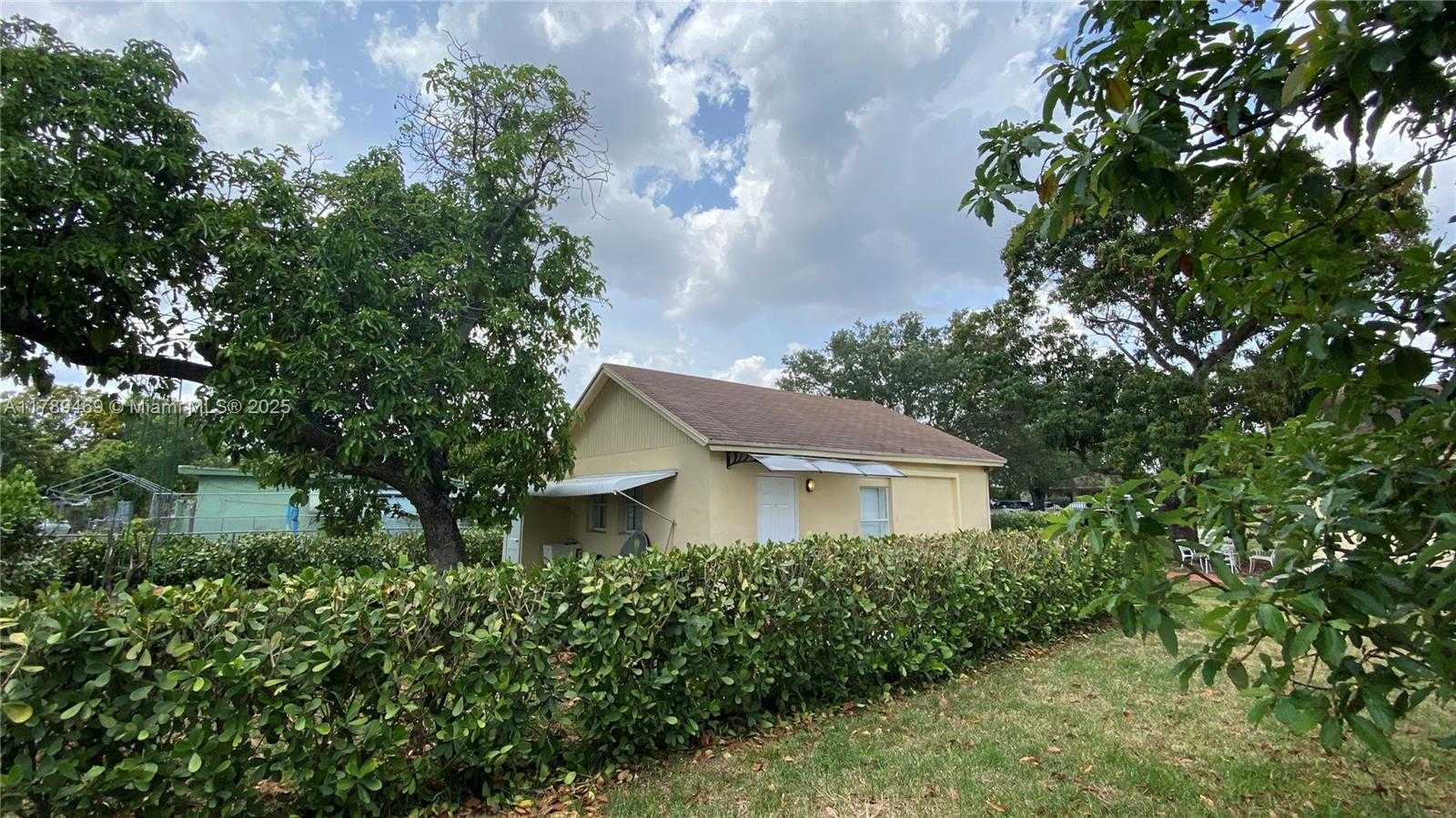 Small Image of 3058 NORTH WEST 61ST ST #2, Miami Number 4