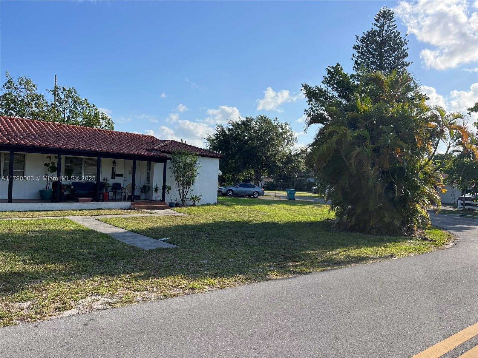 Small Image of 1001 NORTH EAST 111TH ST #2, Biscayne Park Number 3