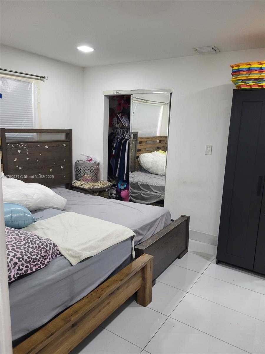 Small Image of 1650 NORTH EAST 147TH ST #3, Miami Number 32