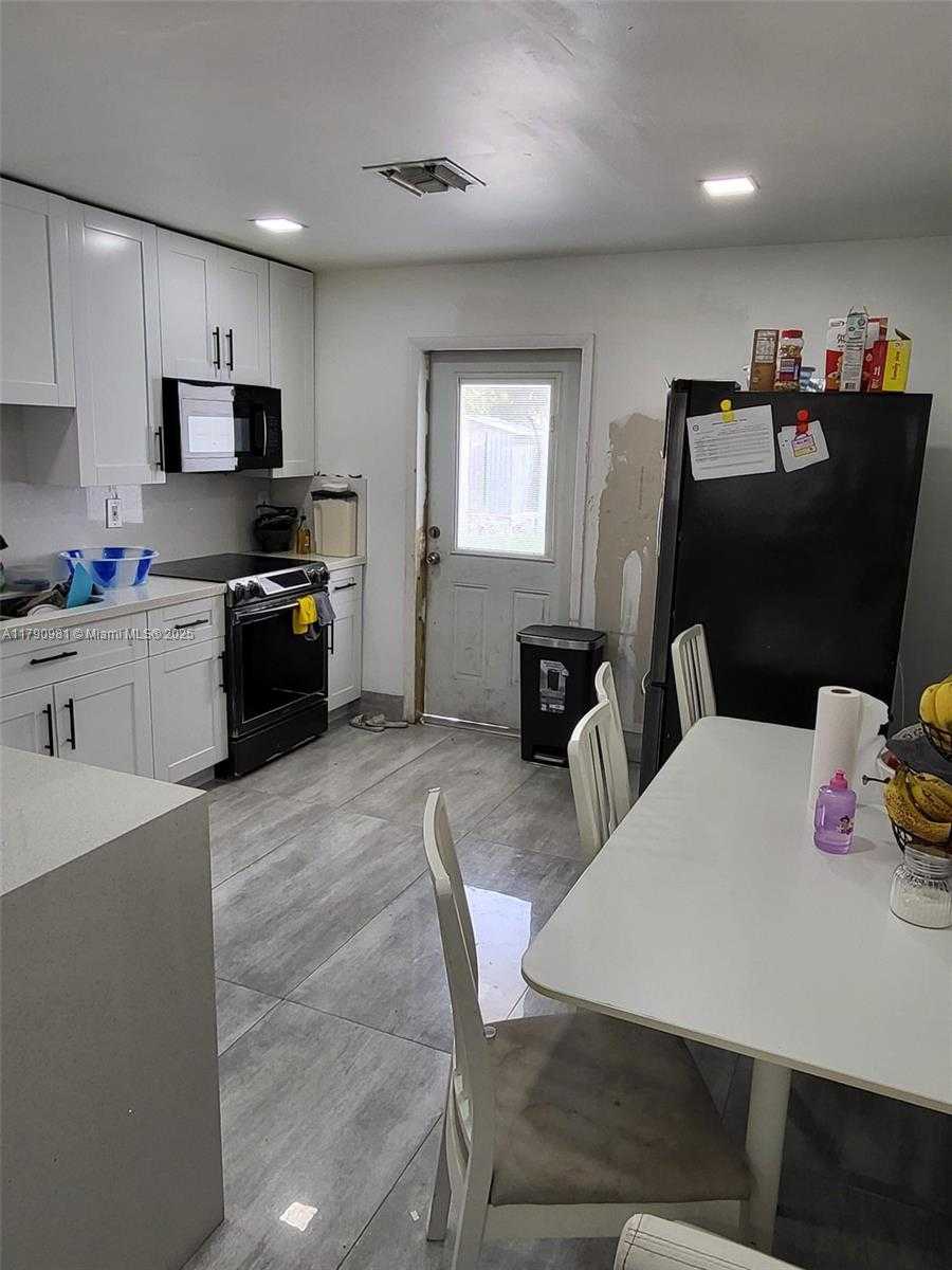 Small Image of 1650 NORTH EAST 147TH ST #3, Miami Number 37