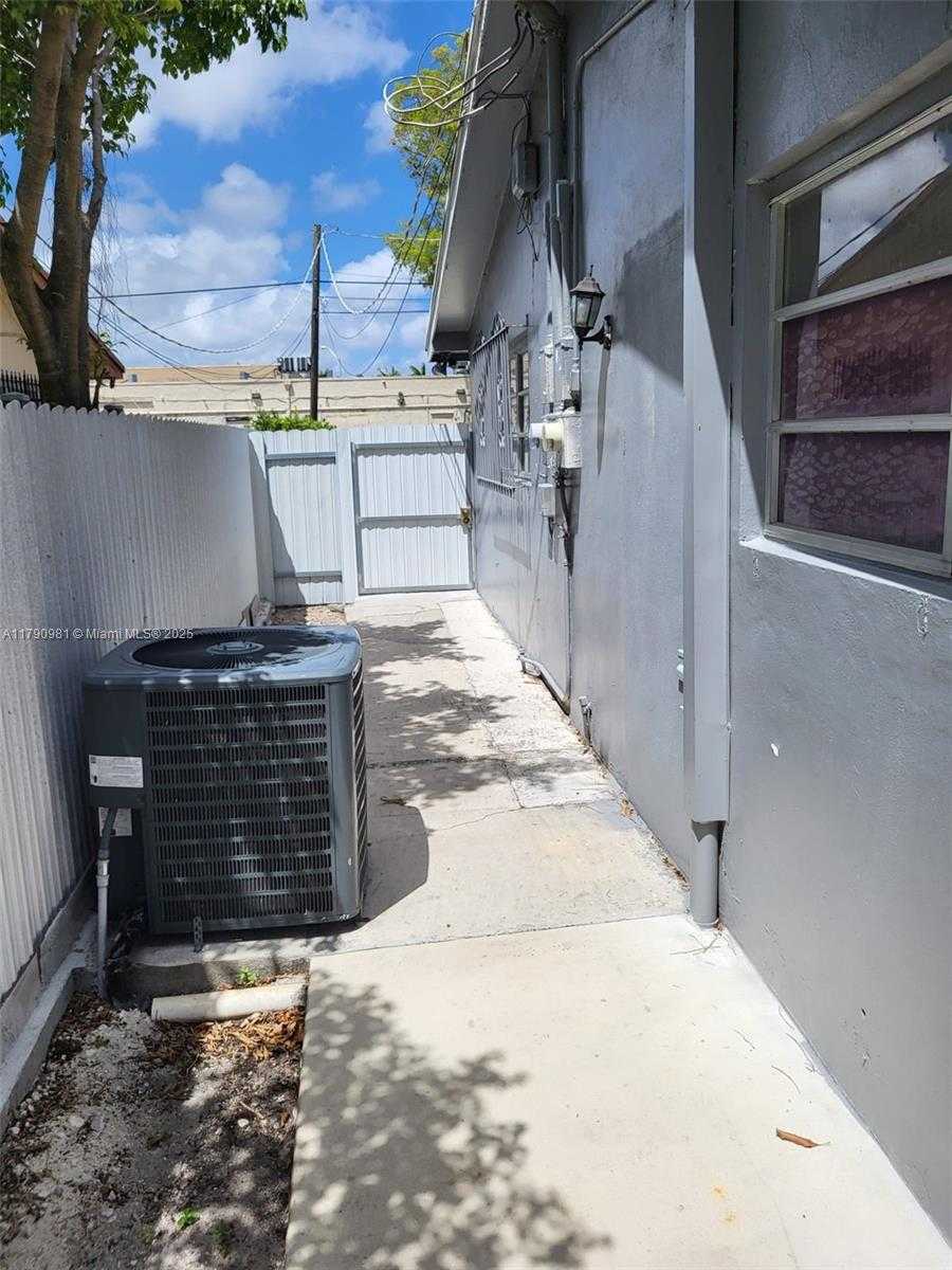 Small Image of 1650 NORTH EAST 147TH ST #3, Miami Number 47