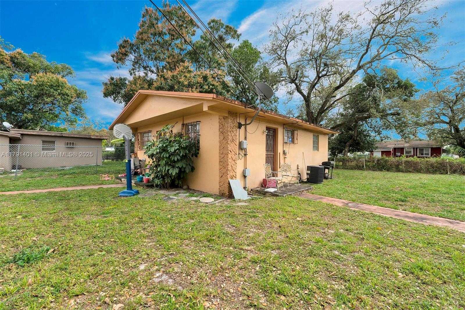 Small Image of 1900 NORTH WEST 88TH ST, Miami Number 21