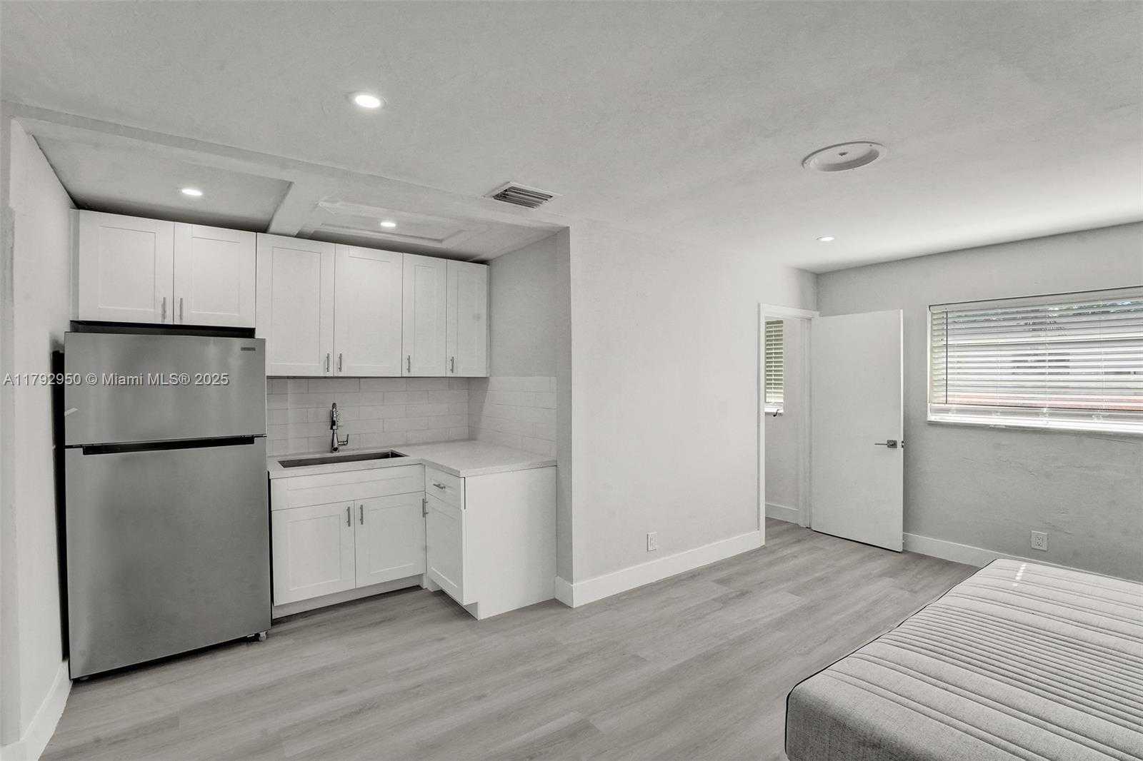 Small Image of 5657 GRANT ST #5, Hollywood Number 16