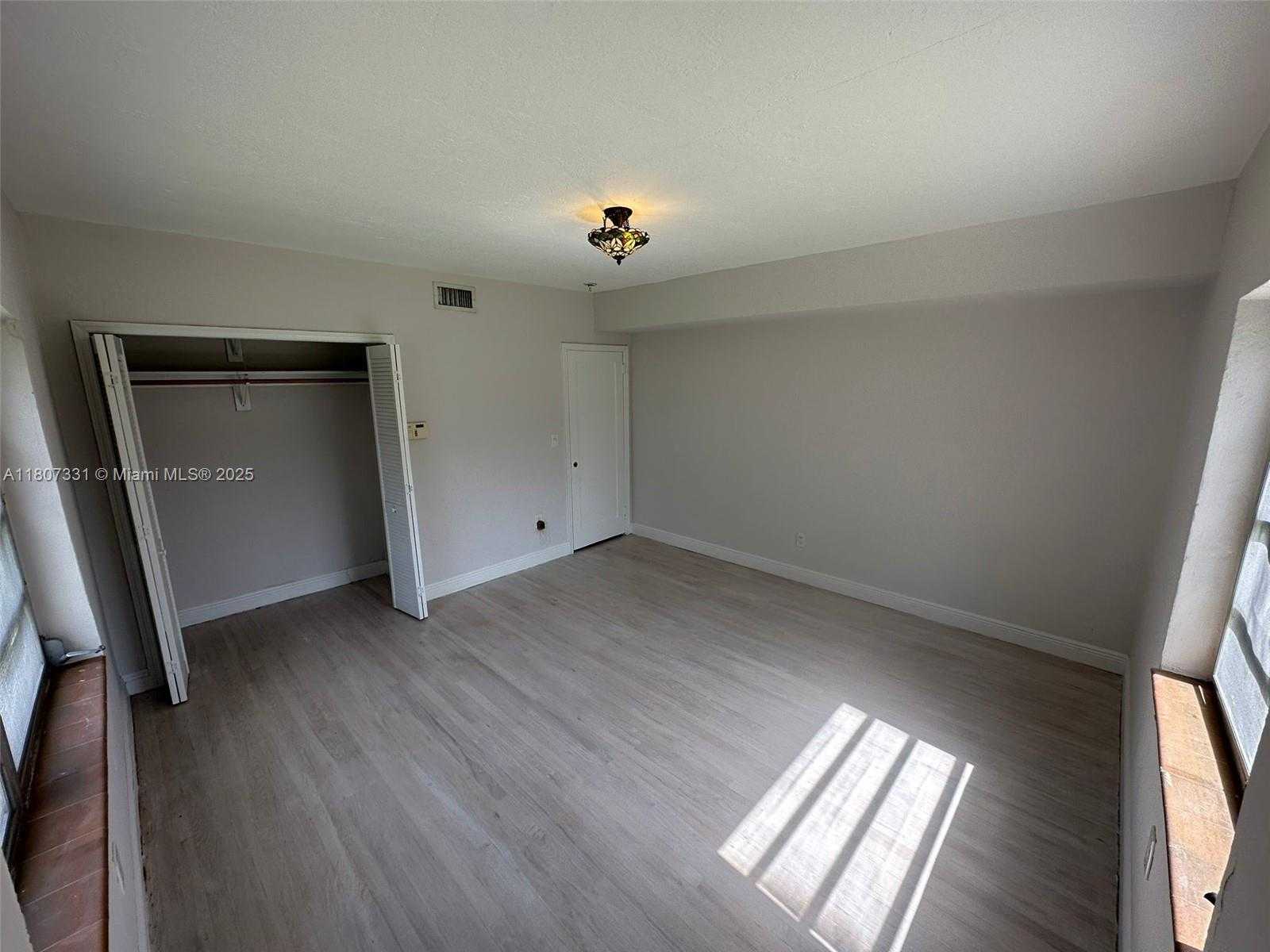 Small Image of 3621 PONCE DE LEON BLVD, Coral Gables Number 11