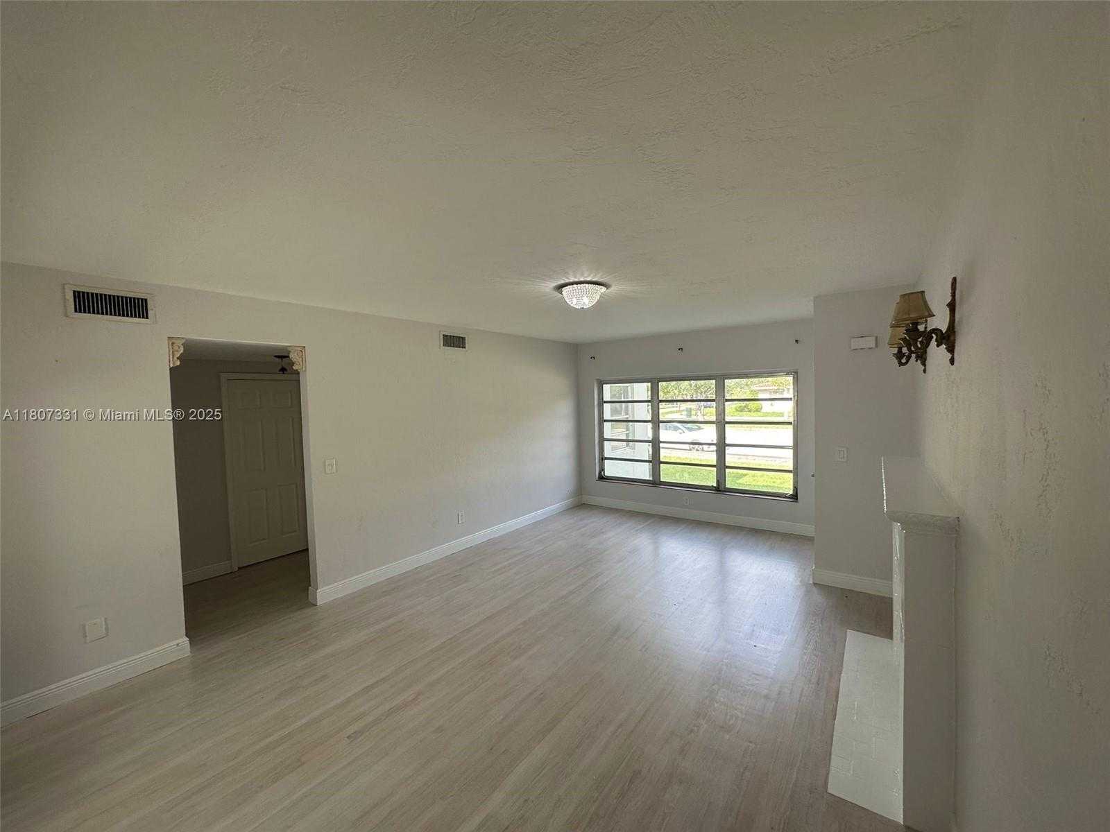 Small Image of 3621 PONCE DE LEON BLVD, Coral Gables Number 3