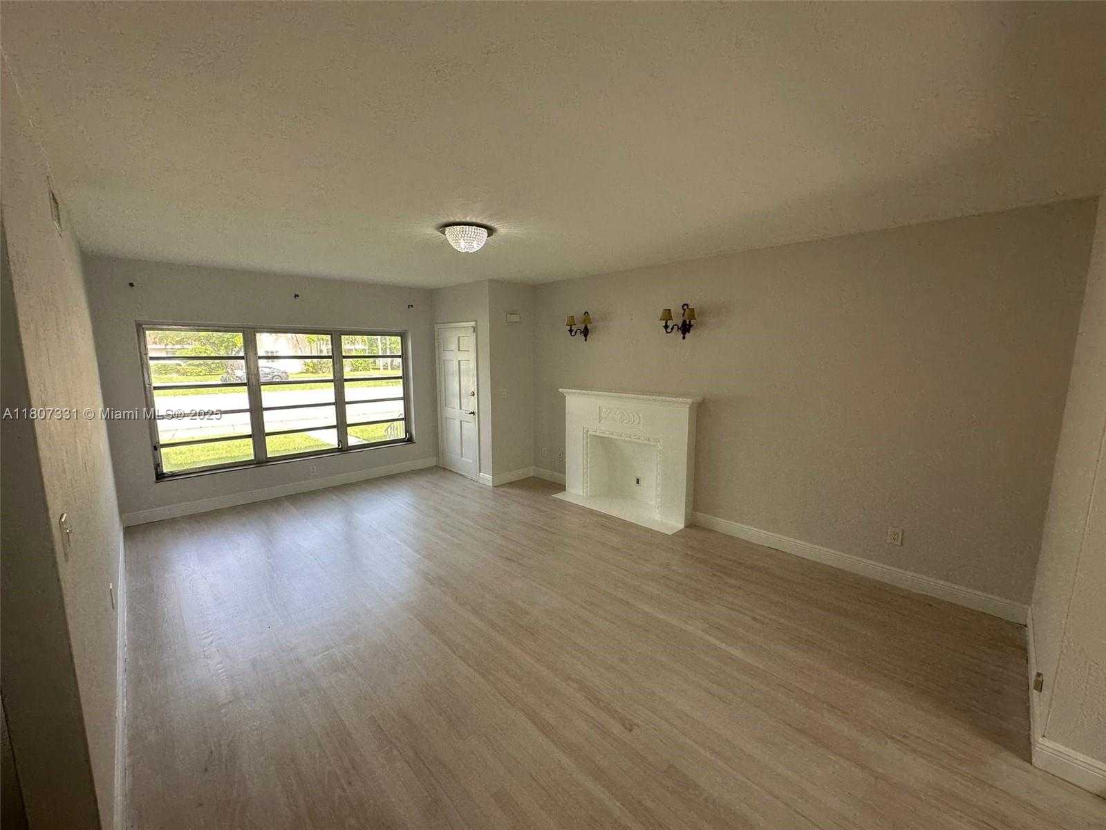 Small Image of 3621 PONCE DE LEON BLVD, Coral Gables Number 4