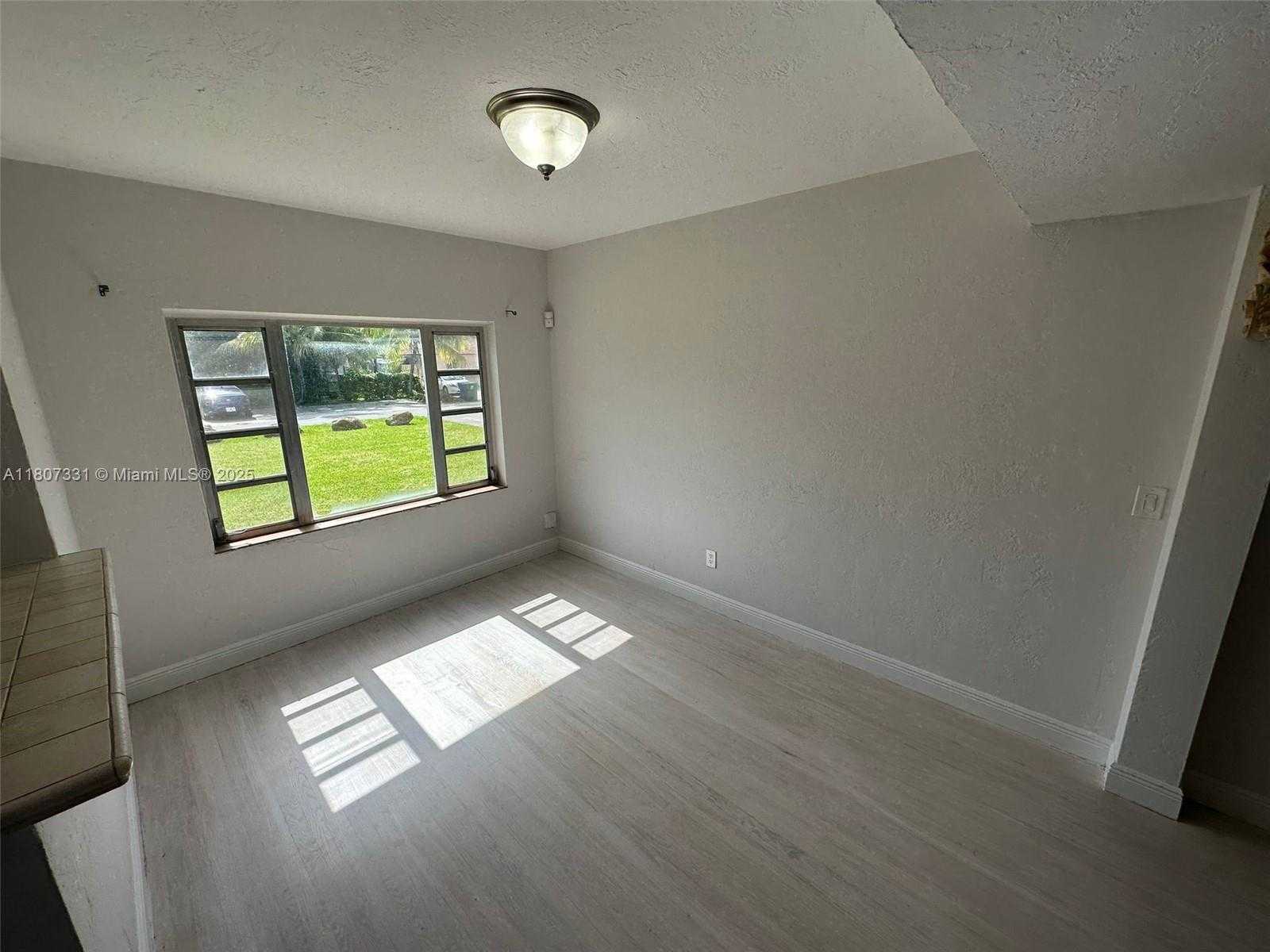 Small Image of 3621 PONCE DE LEON BLVD, Coral Gables Number 5