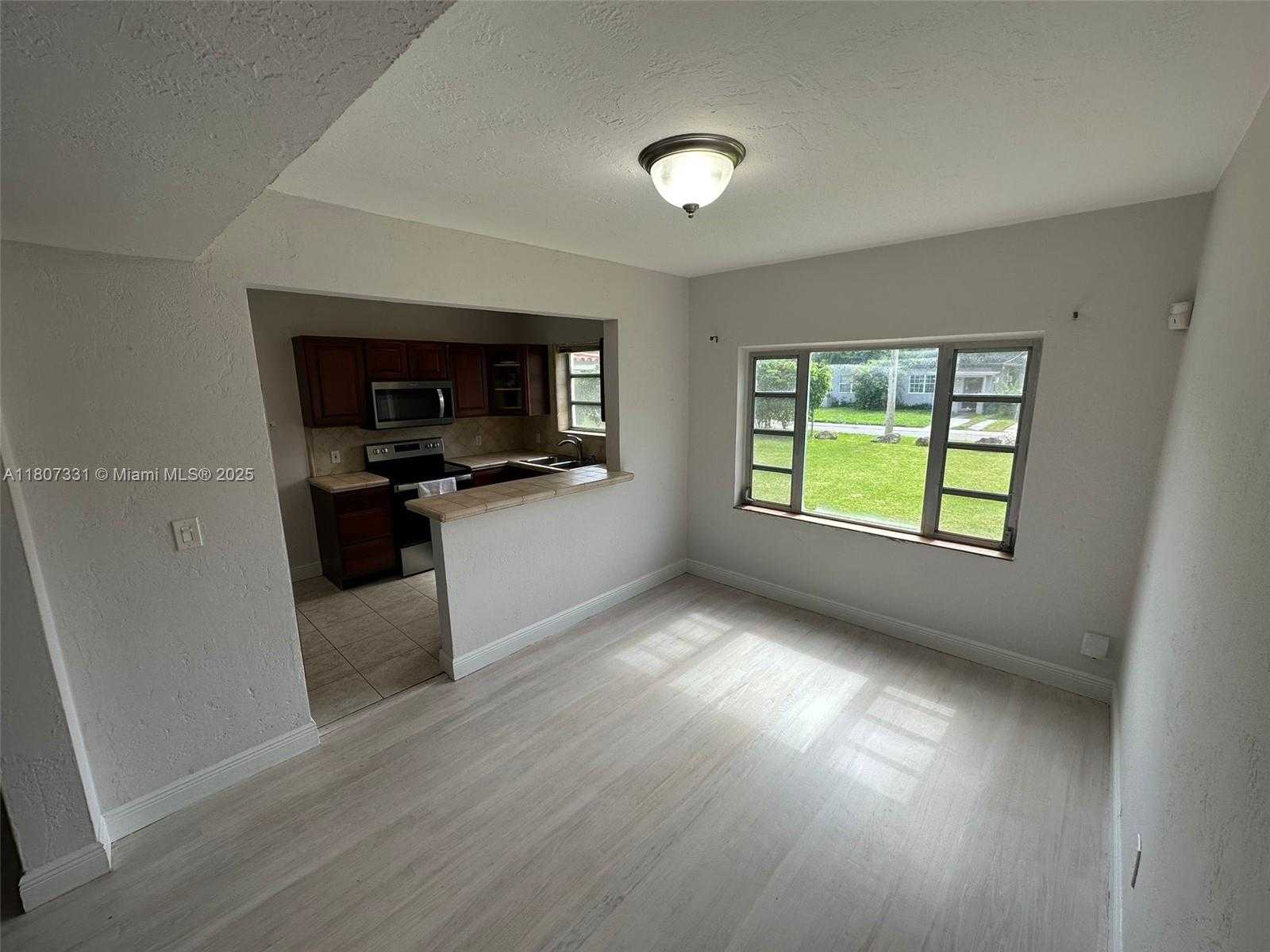 Small Image of 3621 PONCE DE LEON BLVD, Coral Gables Number 6