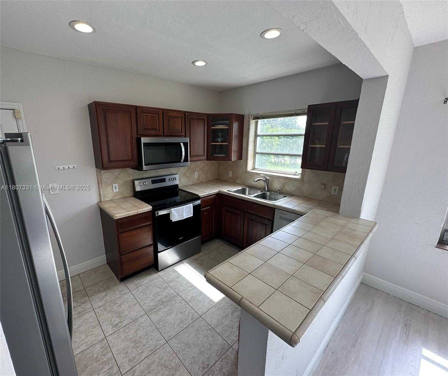 Small Image of 3621 PONCE DE LEON BLVD, Coral Gables Number 7