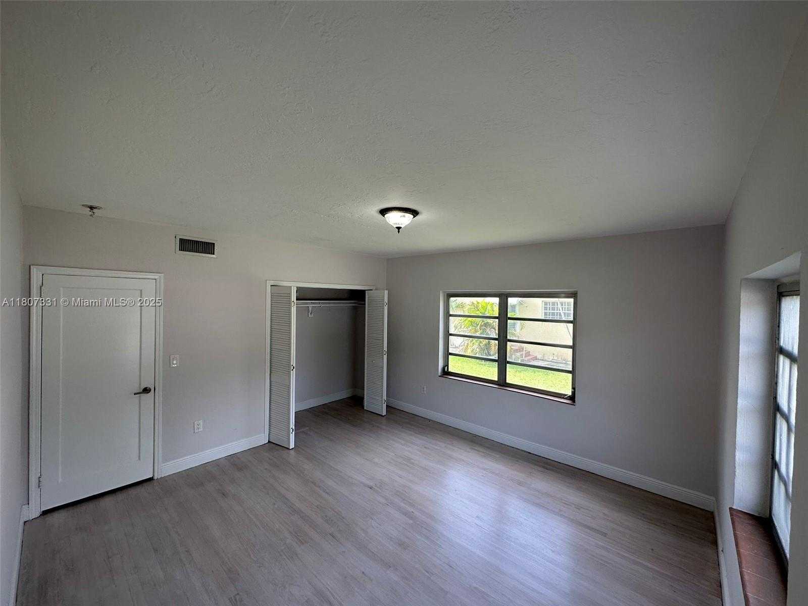Small Image of 3621 PONCE DE LEON BLVD, Coral Gables Number 8