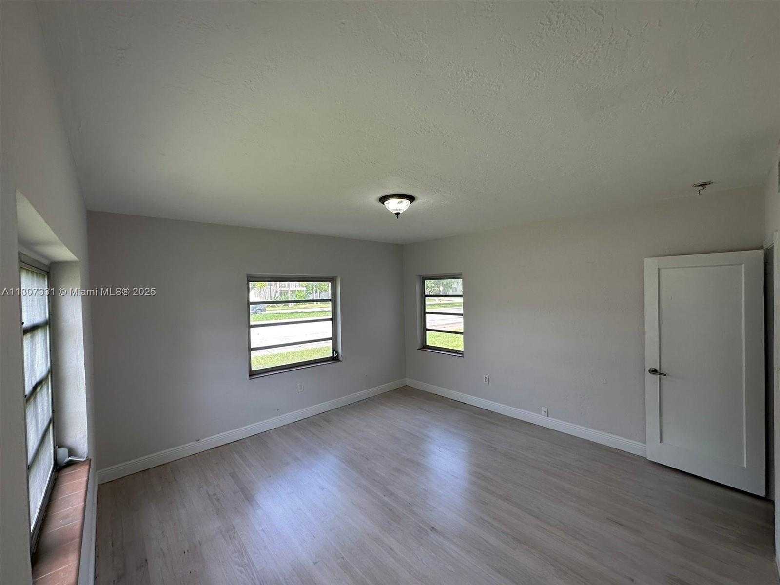 Small Image of 3621 PONCE DE LEON BLVD, Coral Gables Number 9