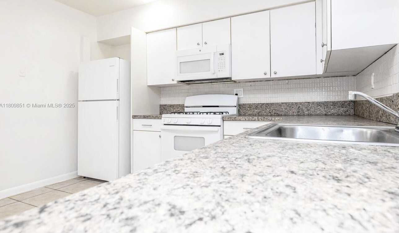 Small Image of 2206 FILLMORE ST 10 UNITS #10, Hollywood Number 3