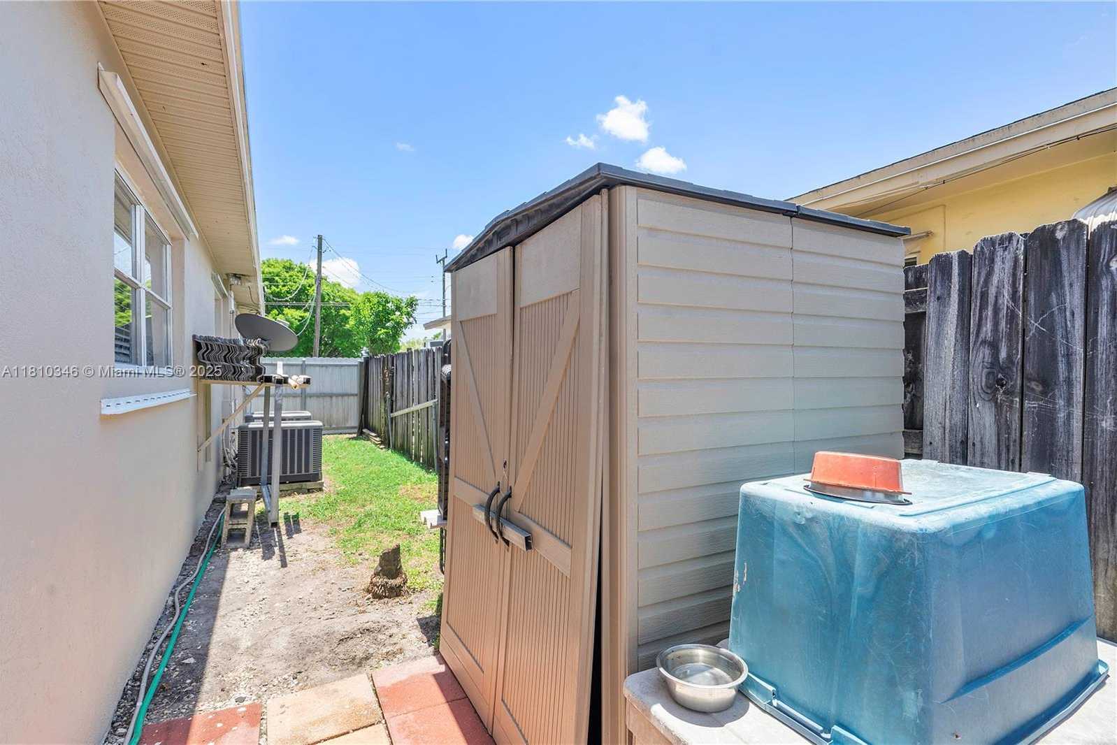 Small Image of 5829 TAYLOR ST, Hollywood Number 2